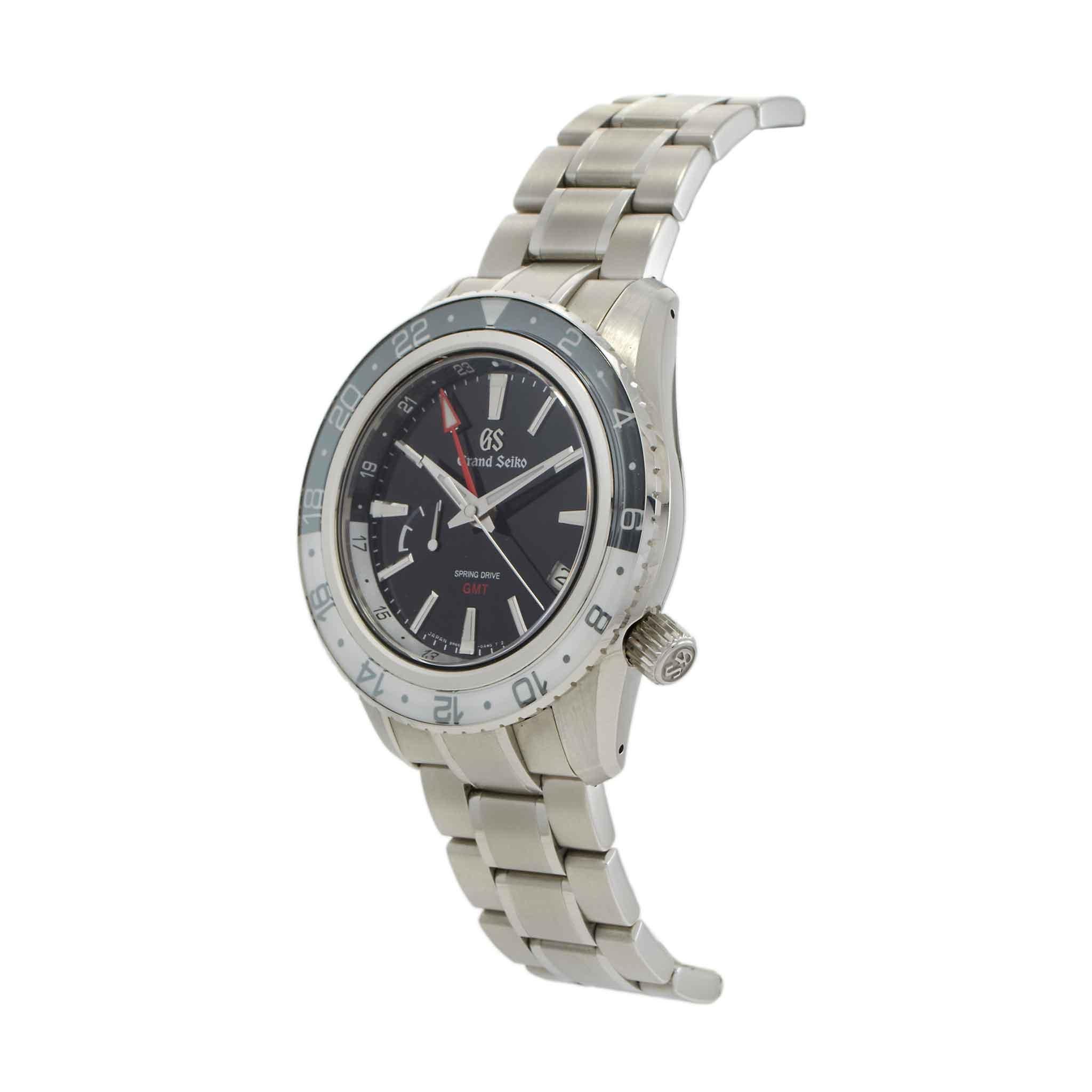 Grand Seiko Spring Drive GMT Ref. SBGE277G Quadrante nero Rock 44MM - Cal. 9R66 Automatico
Grand Seiko Spring Drive GMT Ref. SBGE277G con cassa in acciaio inossidabile da 44 mm e bracciale in acciaio inossidabile abbinato con chiusura deployante. Il