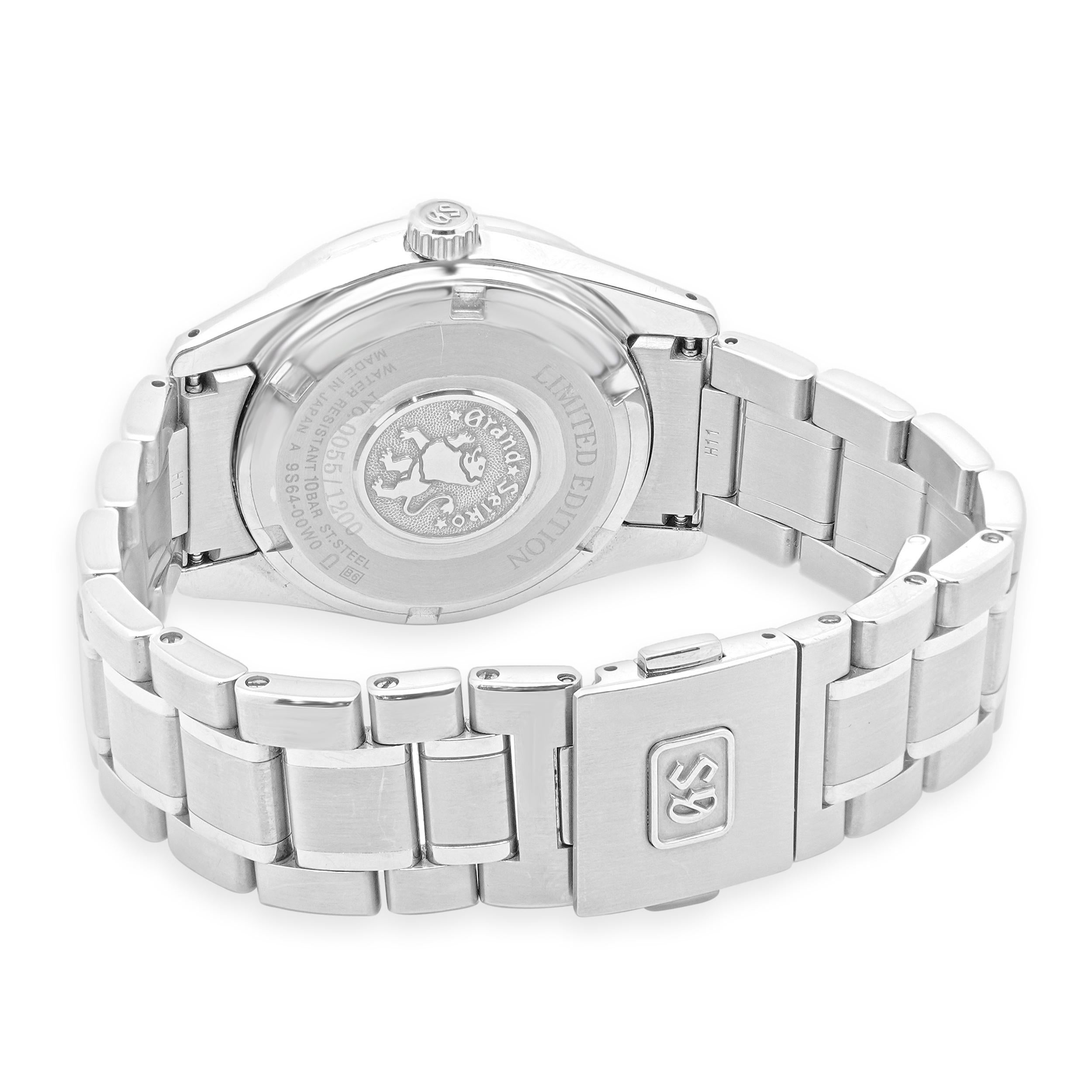 Diseñador: Grand Seiko 
Movimiento: cuerda manual
Función: horas, minutos, segundos,
Caja: 36,5 mm, bisel liso de acero inoxidable, corona de empujar/tirar
Correa: acero inoxidable con cierre de 3 pliegues
Esfera: Índice rosa
De serie