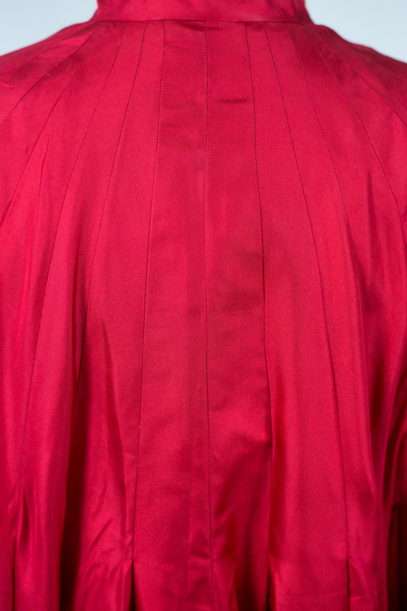 An Evening Maggy Rouff French Haute Couture Red Silk Coat Circa 1955 In Good Condition In Toulon, FR