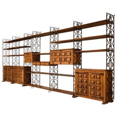 Großzügige Wandkombination im spanischen Brutalismus-Stil aus Eiche und Schmiedeeisen, 578 cm/227,56 Zoll.