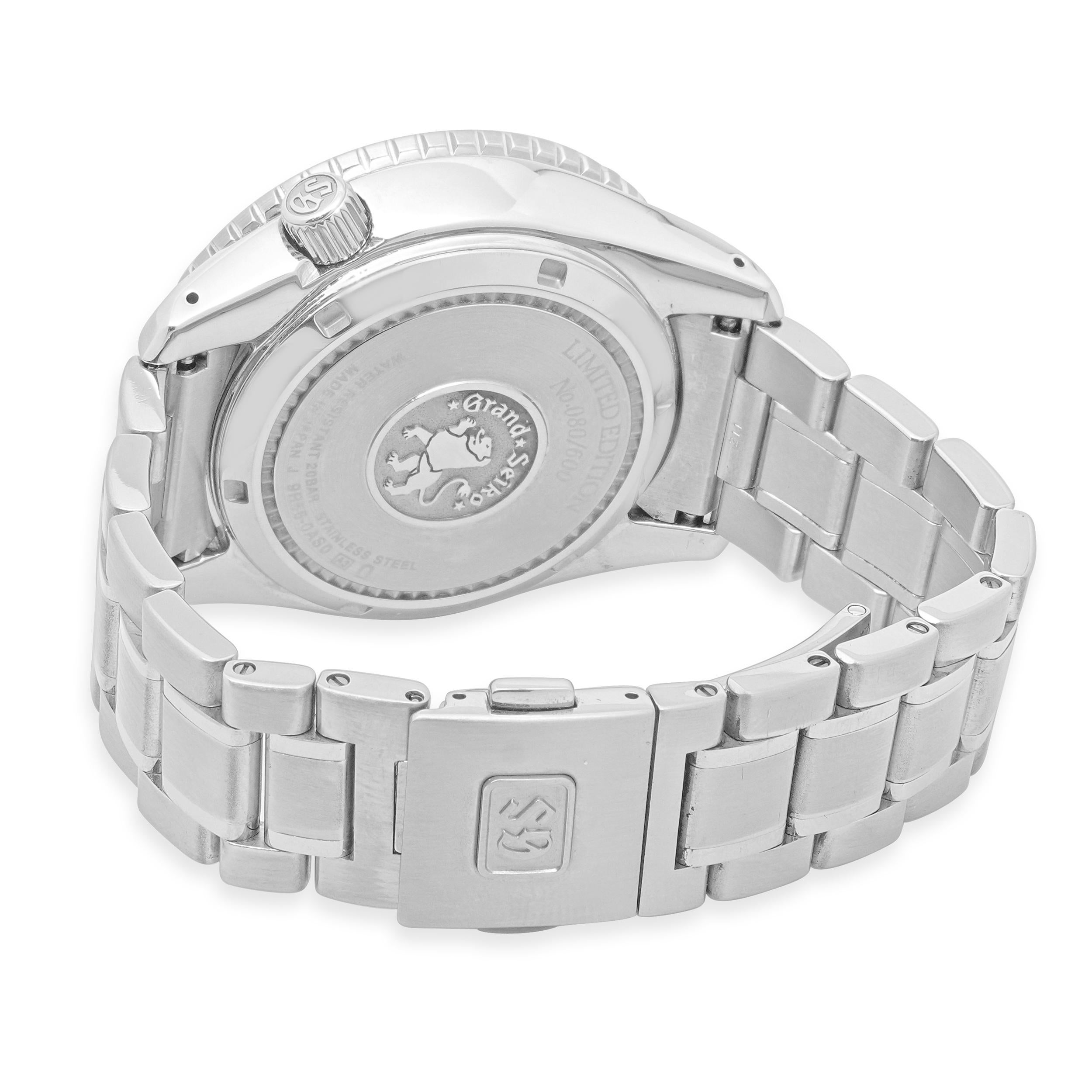 Designer: Seiko
Movimento: automatico
Funzione: ore, minuti, secondi, data, riserva di carica, GMT
Cassa: cassa rotonda in acciaio inossidabile da 44 mm con lunetta GMT, vetro zaffiro protettivo, corona a vite
Fascia: acciaio inossidabile
Quadrante: