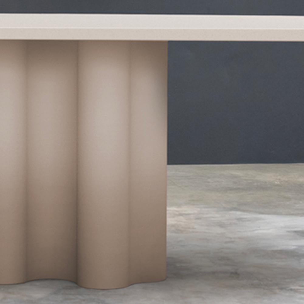 Organic Form, Gardient Neutral Cozy Grand Table One of a Kind by MANUFACTURE XXI (Postmoderne) im Angebot
