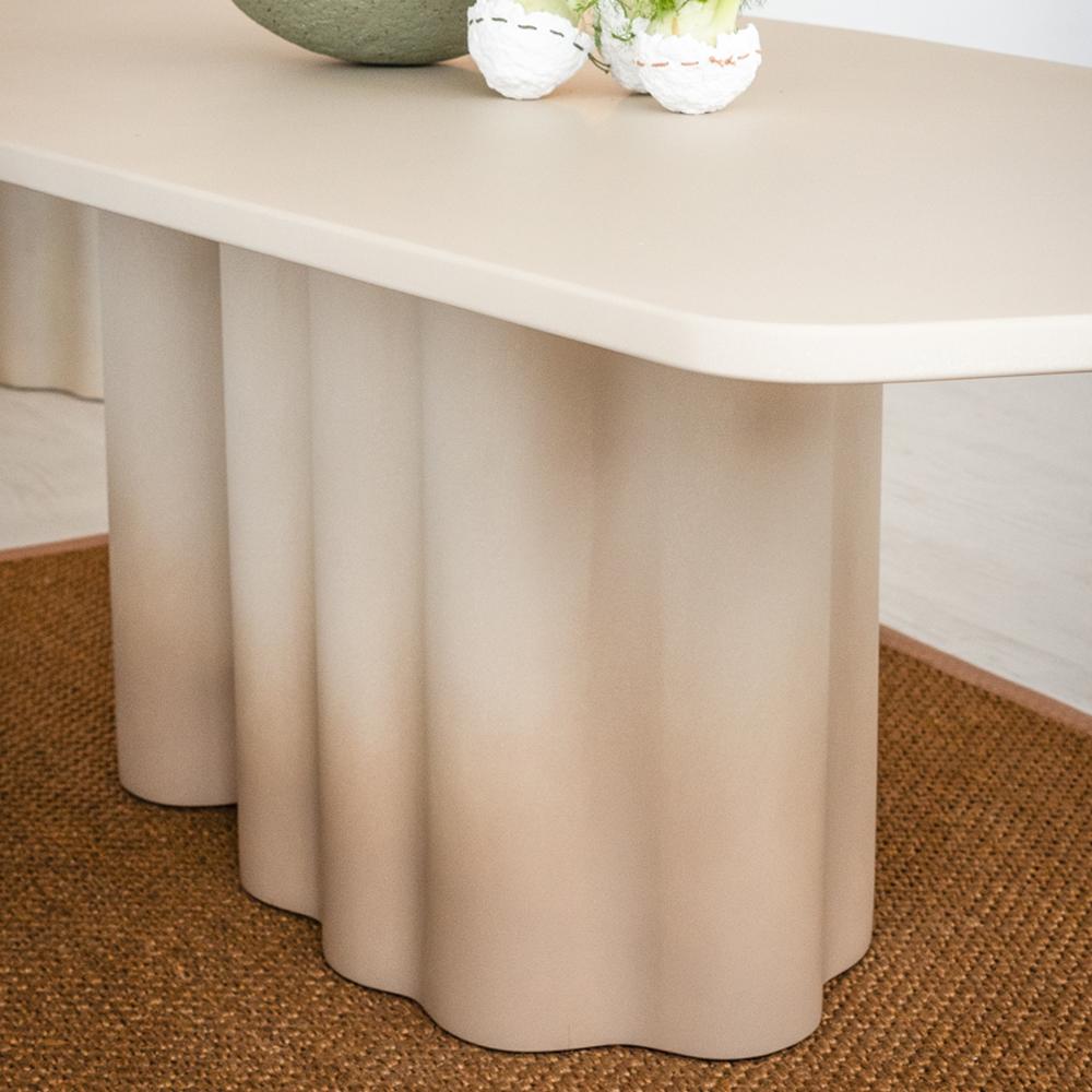 Organic Form, Gardient Neutral Cozy Grand Table One of a Kind by MANUFACTURE XXI (21. Jahrhundert und zeitgenössisch) im Angebot