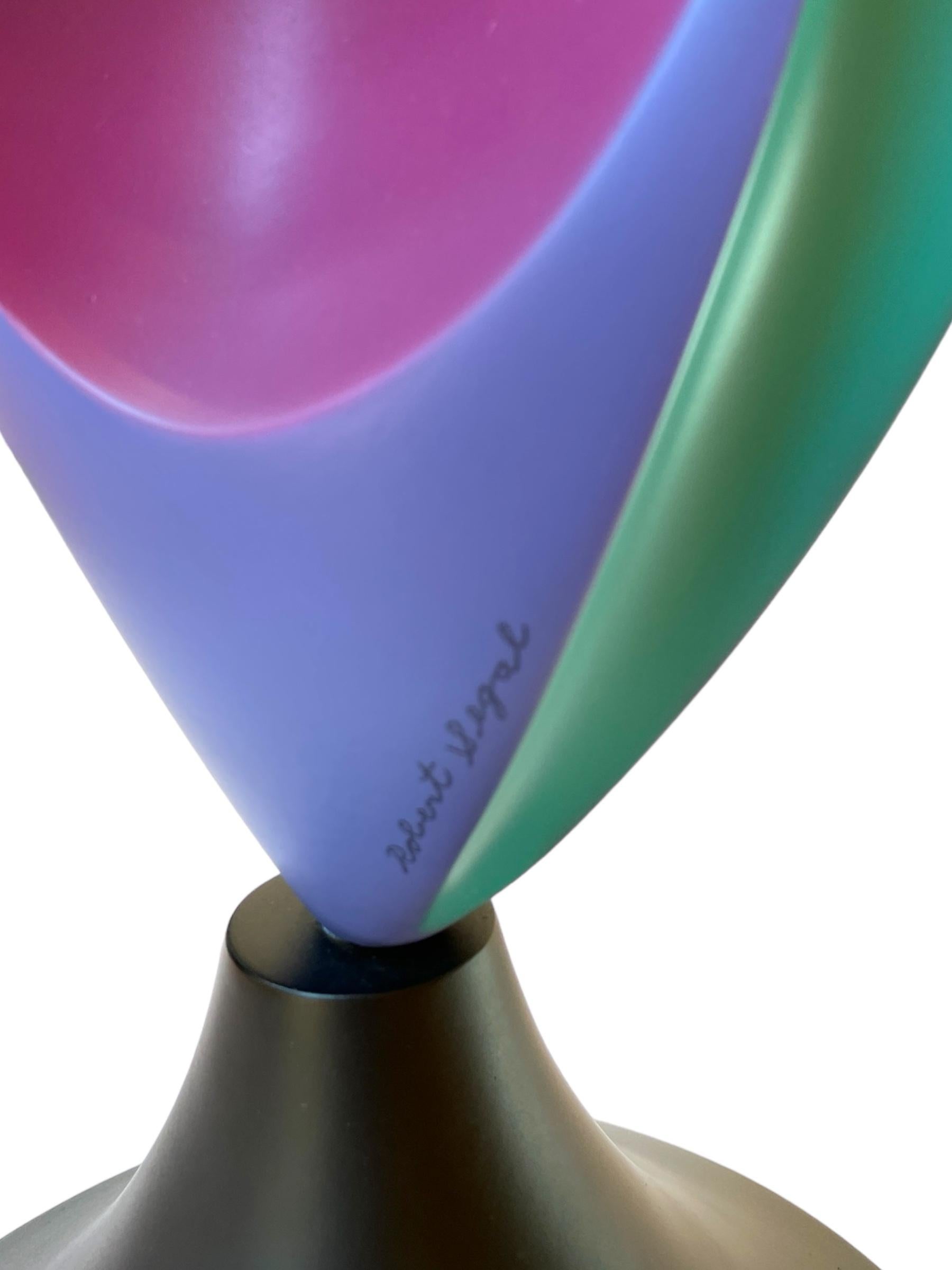 Moderno Grande talismano, scultura astratta, forma geometrica intrecciata dai colori vivaci in vendita
