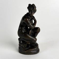 19th Century Grand Tour Dark Patinated Bronze Figure of the Crouching Venus
