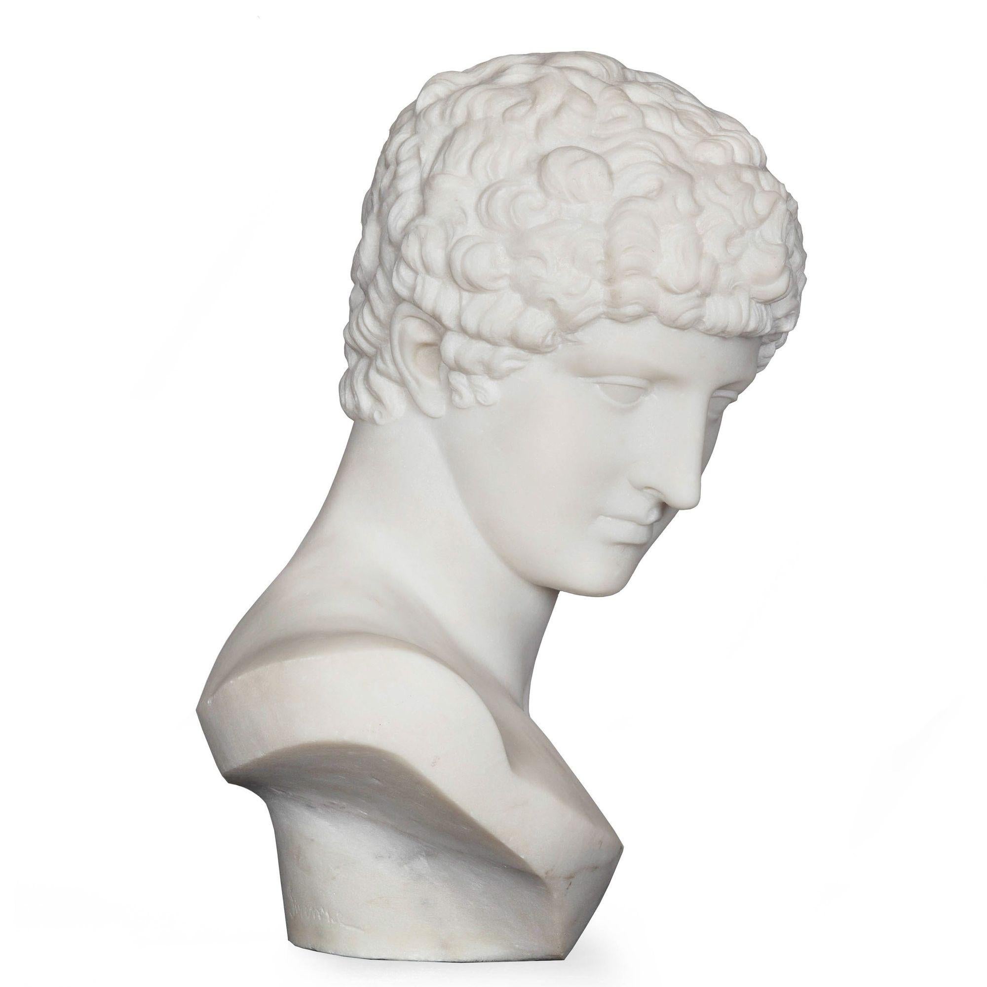Intagliato Busto in marmo Grand Tour del XIX secolo di Antinoo come Ermes di Pugi in vendita