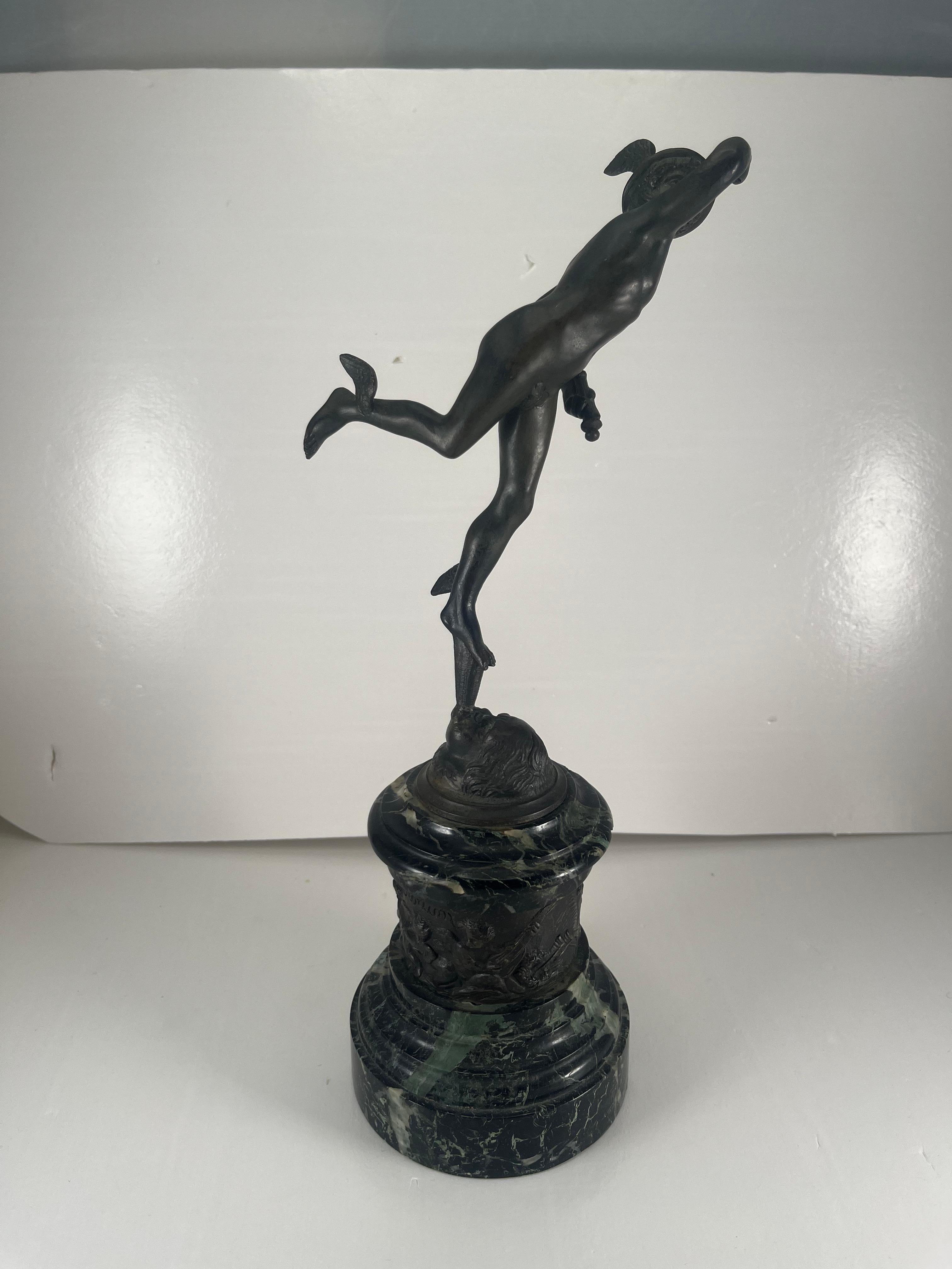 Grand Tour del XIX secolo Bronzo al mercurio su base di marmo e bronzo.

 Cattura lo spirito dell'antichità classica con questa raffinata scultura in bronzo Grand Tour del XIX secolo raffigurante Mercurio (Hermes). 

La patina, combinata con i