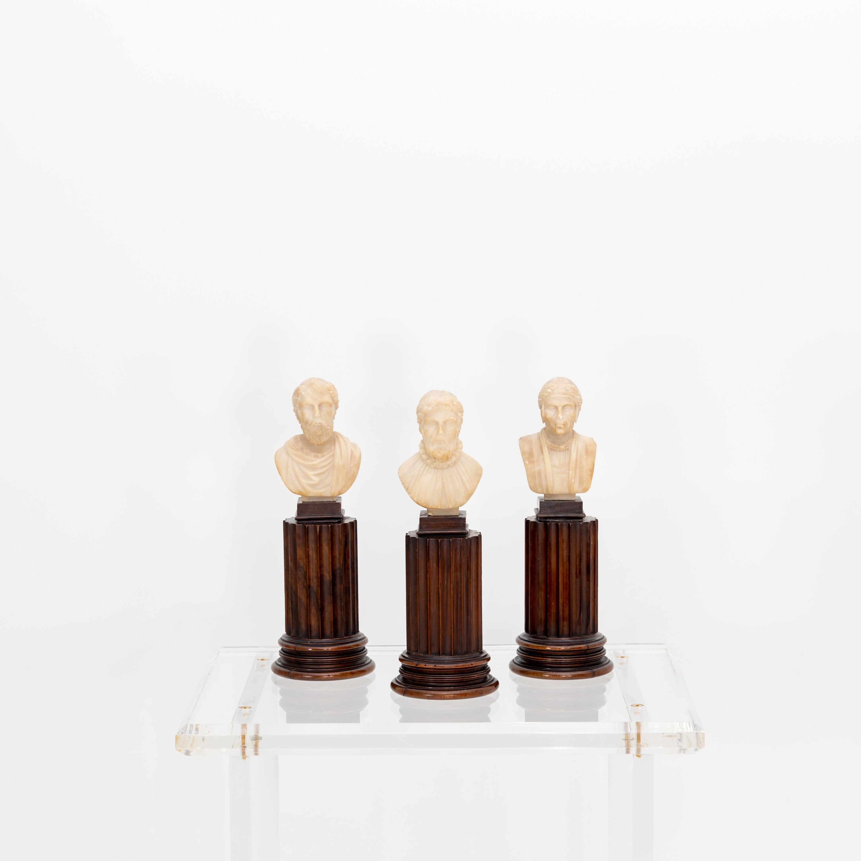 Set of three alabaster busts depicting Ludovico Arioste, Dante Alighieri and Torquato Tasso (?). Mounted on wooden column stumps.