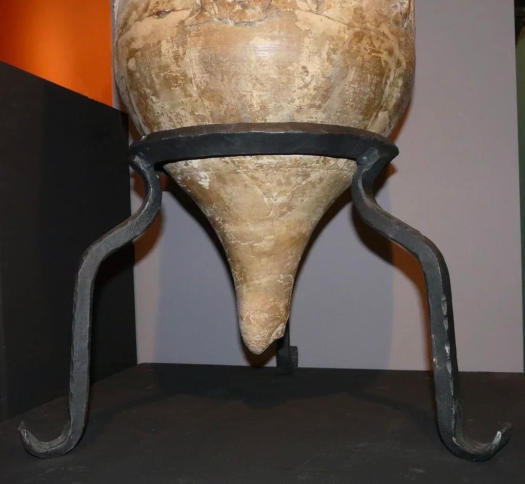 Vaso ad anfora Grand Tour del XVIII/XIX secolo su base tripode in ferro battuto a mano.  Condizioni generali molto buone, con perdite previste, ottima patina superficiale e usura dovuta all'età e all'uso. Dimensioni: 41 In H. x 15 in Diametro. Il