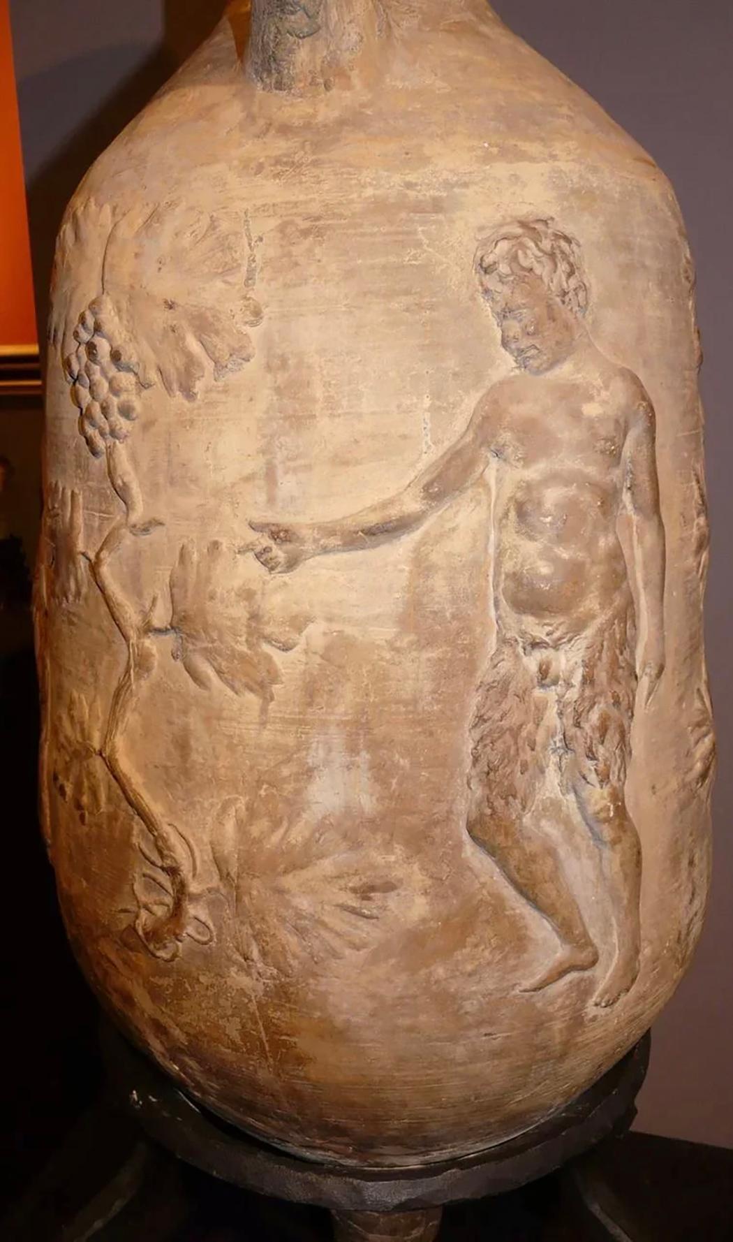 Vaso ad anfora Grand Tour decorato con figure classiche In condizioni buone in vendita a Milford, NH