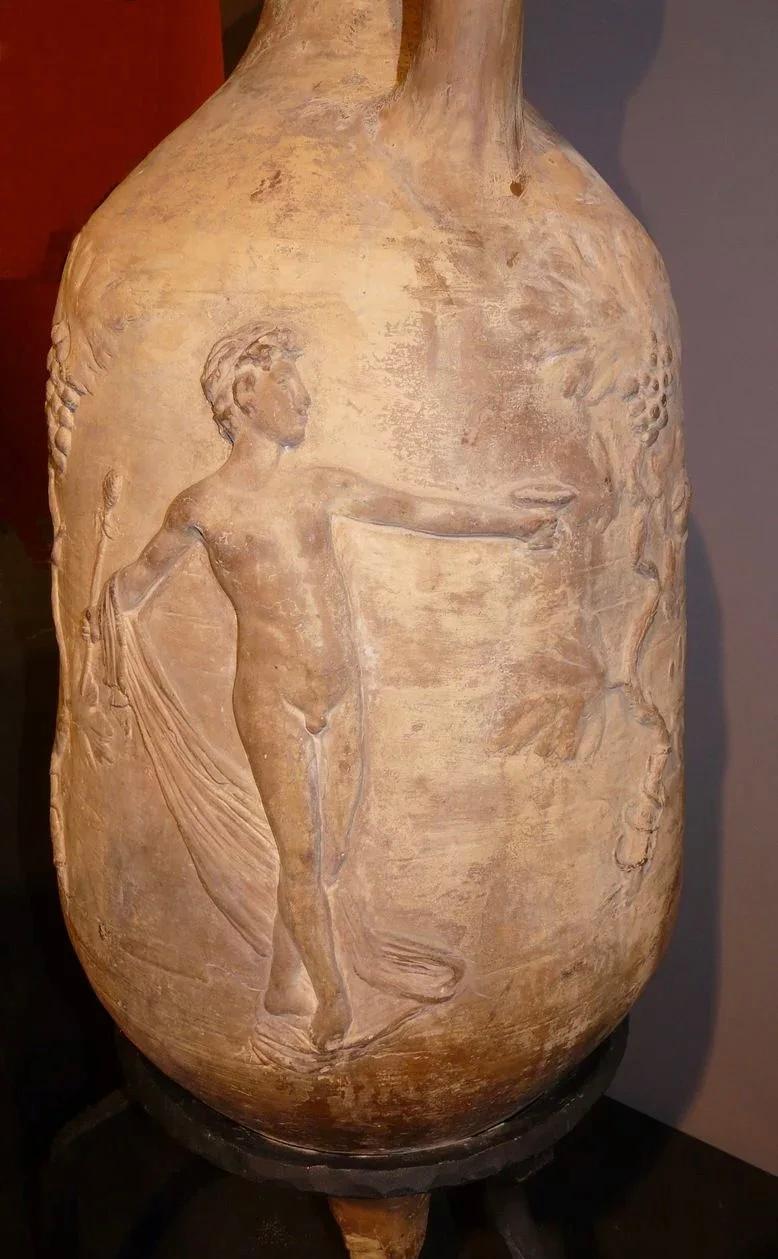 Terracotta Vaso ad anfora Grand Tour decorato con figure classiche in vendita