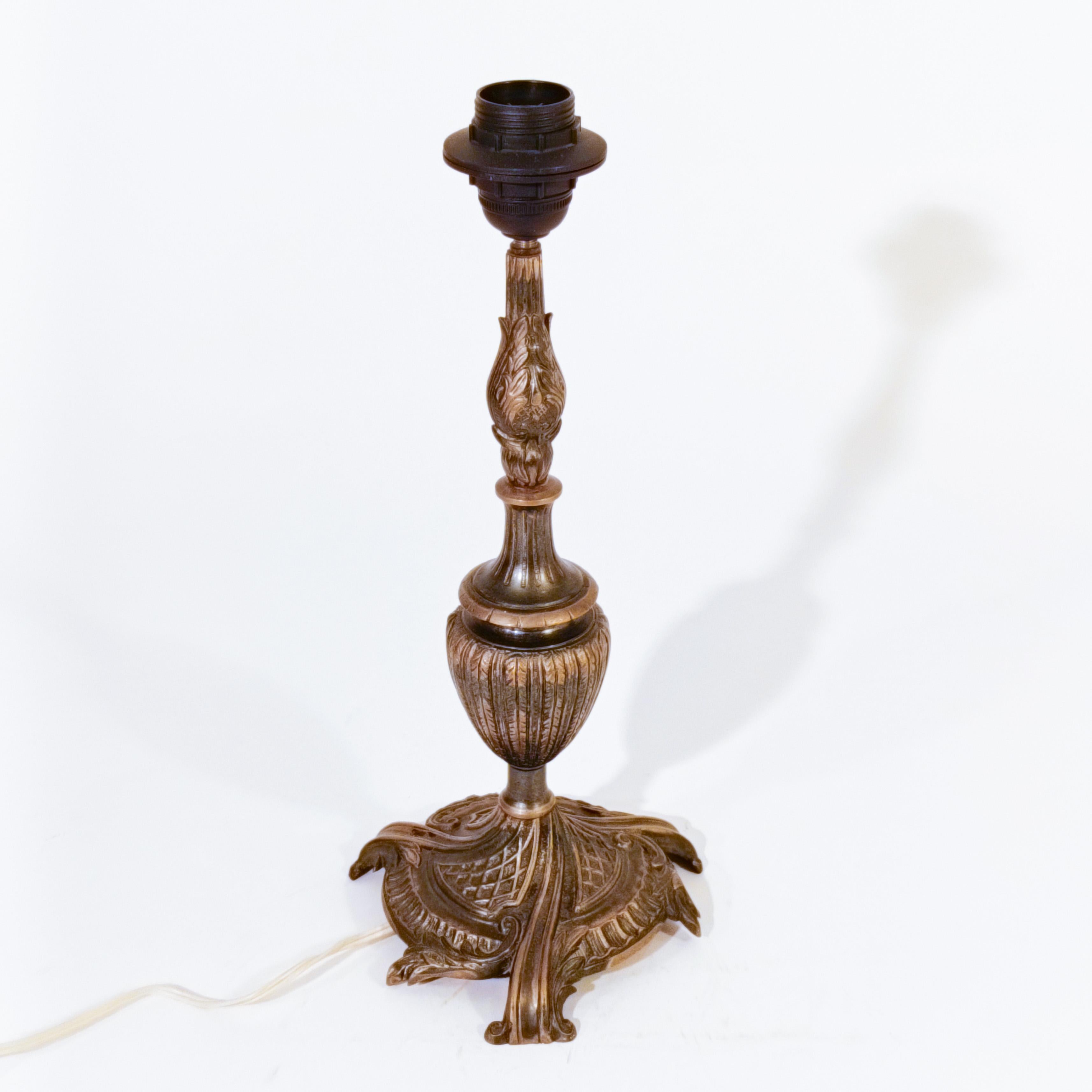 Grand Tour style table lamps, Italy, early 20th century, set of 2. Bronze metal body in golden tones, slightly darkened. With a neoclassical and eclectic style, these lamps have a certain Italian Renaissance air, with baroque touches, see