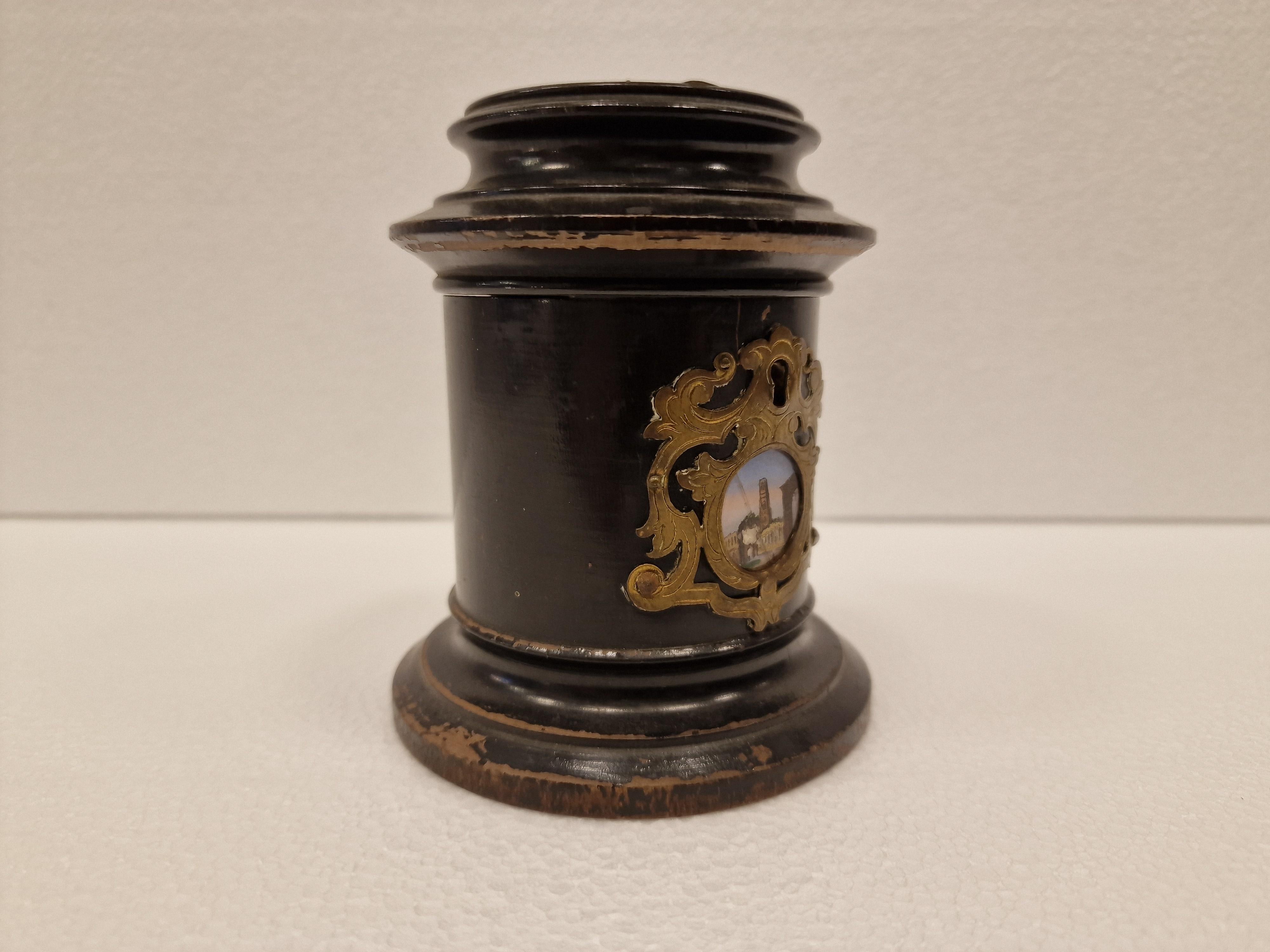 Beautiful and special piggy bank-box in ebonized wood, circular profile, Grand tour, 19th century, circa 1890.
Piggy bank in cylindrical profile with gallons on the base and on the top.
Enriched with decoration of brass floral garlands, on the