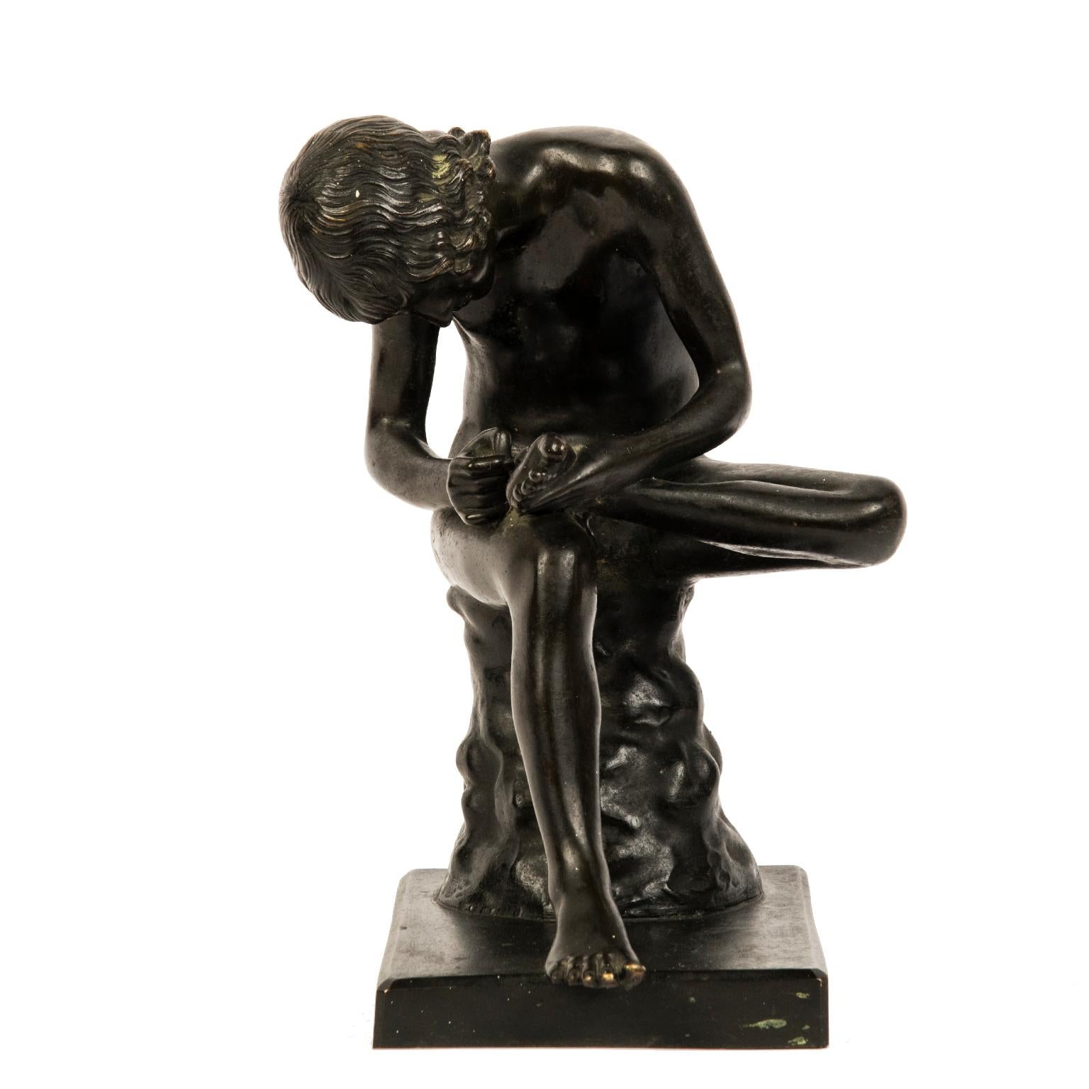 Dieser schöne und dekorative klassische Bronzeguss aus der Wende des 19. Jahrhunderts zeigt einen sitzenden Jungen:: der einen Dorn aus seinem Fuß entfernt. 
Das Original in Bronze befindet sich im Palazzo dei Conservatori in Rom:: während es eine