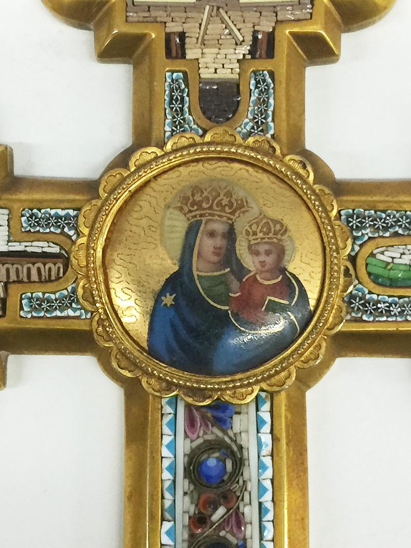 Grand Tour micro mosaic cross, Italy

Brass with micro mosaic

Micro mosaic with Roman monuments and Madonna with child,

circa 1900.

The measurements are:

14 cm high and 10 cm wide 
The depth is 0,5 cm

This piece is in perfect