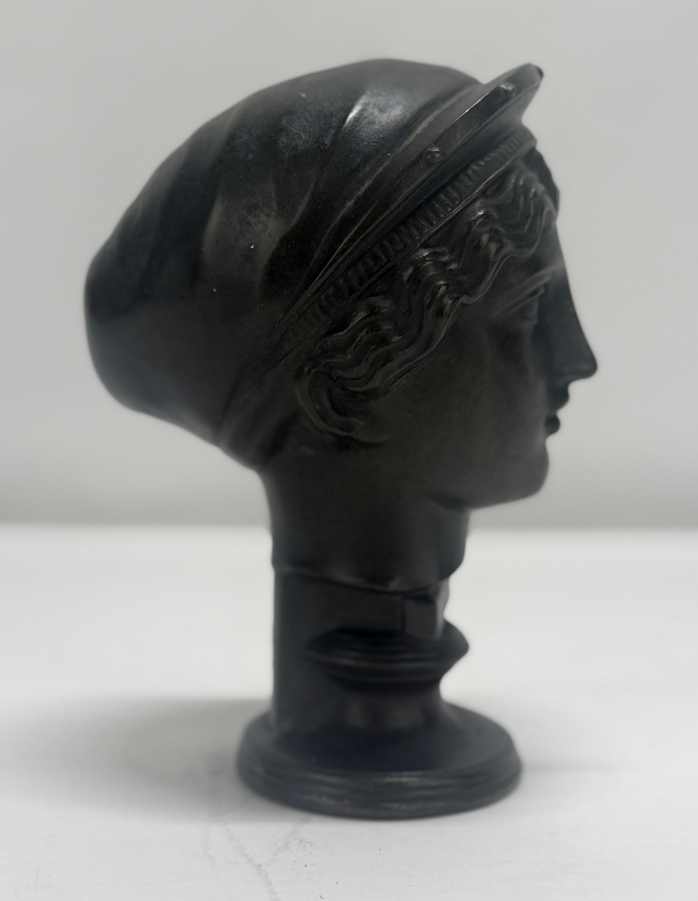 Grand Tour Bronzebüste einer griechisch-römischen Jungfrau, französisch, um 1880 (19. Jahrhundert) im Angebot