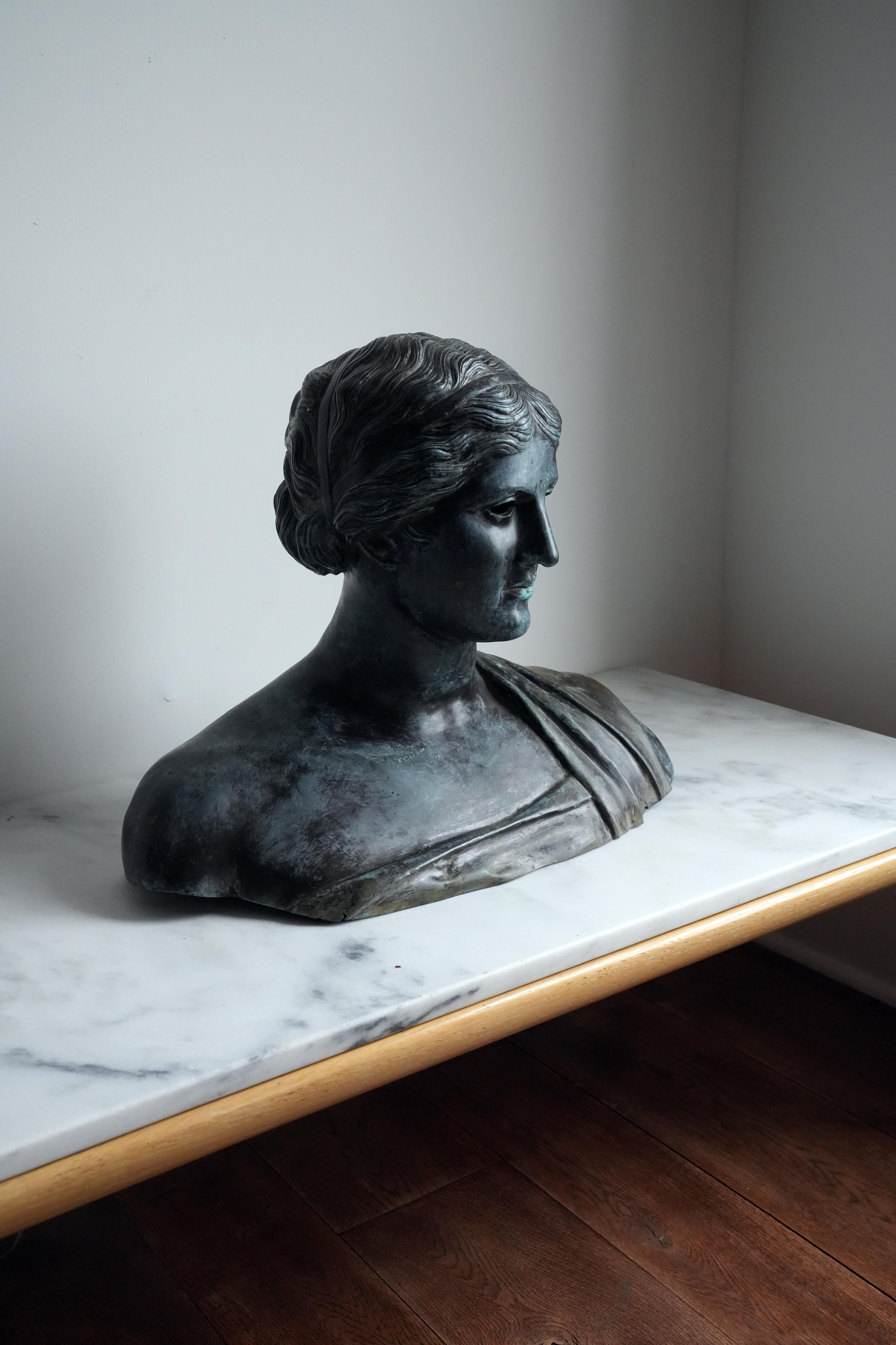 Grand tour bronze bust of a woman.
Beautifully cast and perfectly patinated. Dates around 1900.