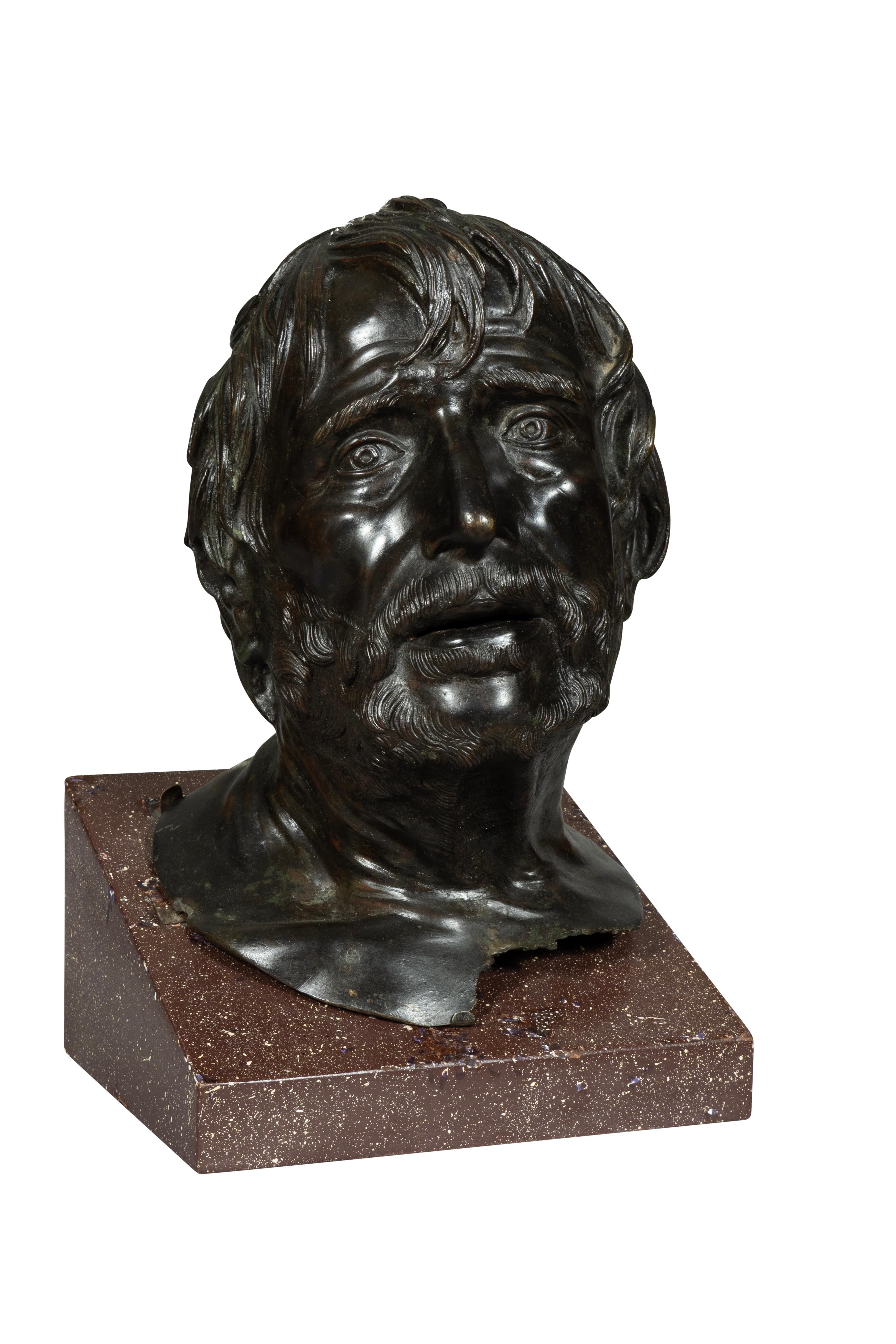 Busto de Séneca probablemente fabricado en la región italiana de Nápoles. Ahora se asienta sobre una base de pórfido de imitación. Pérdida de una sección de bronce en la base del cuello.
