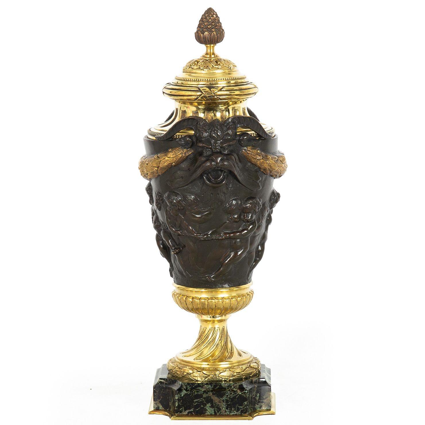 Grand Tour Bronze Cassolette-Urnenvase nach Claude Michel Clodion, Grand Tour, um 1870 (Louis XVI.) im Angebot