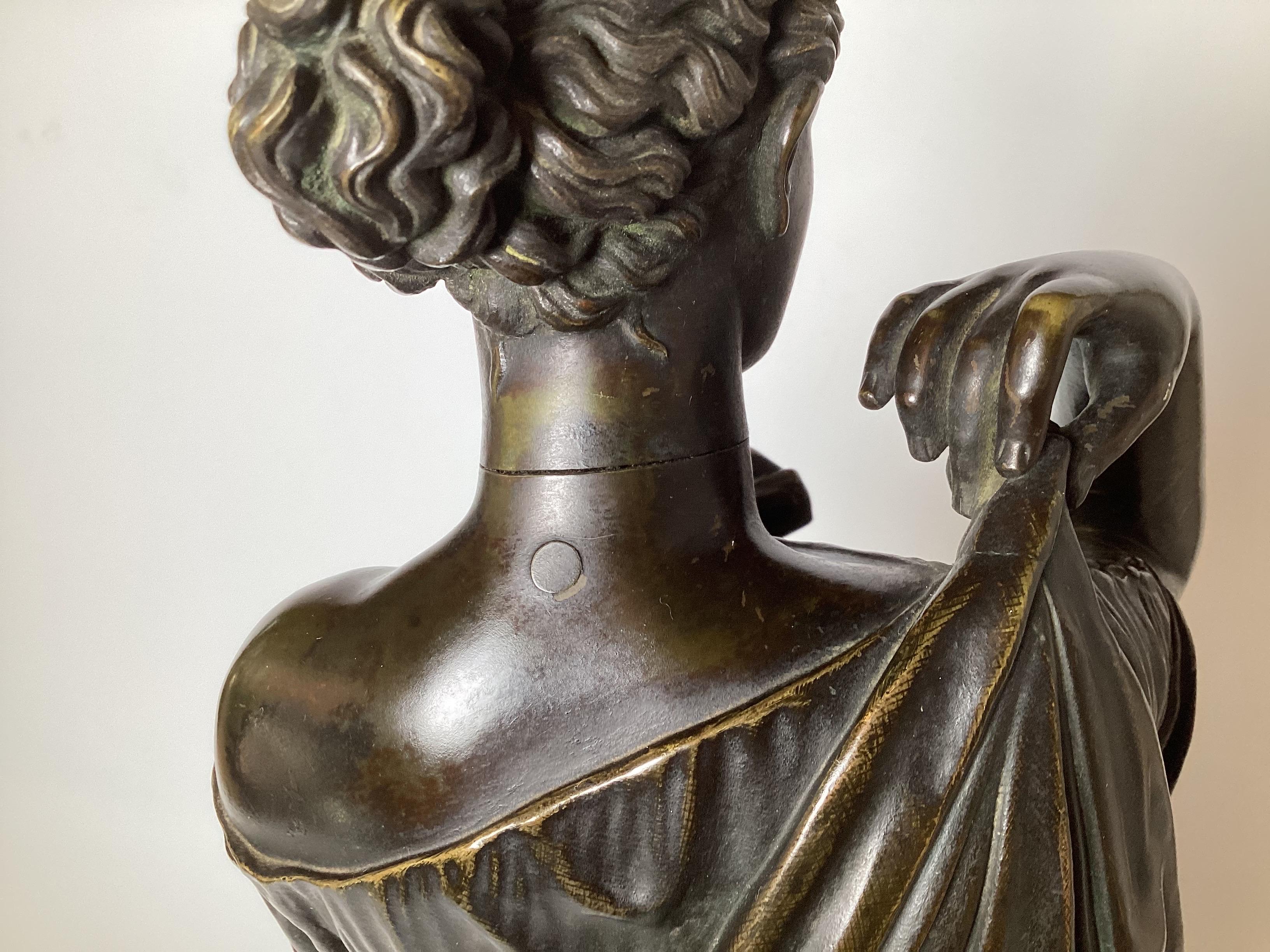 Scultura classica in bronzo Grand Tour - Diane di Gabii, firmata sulla base in vendita 3