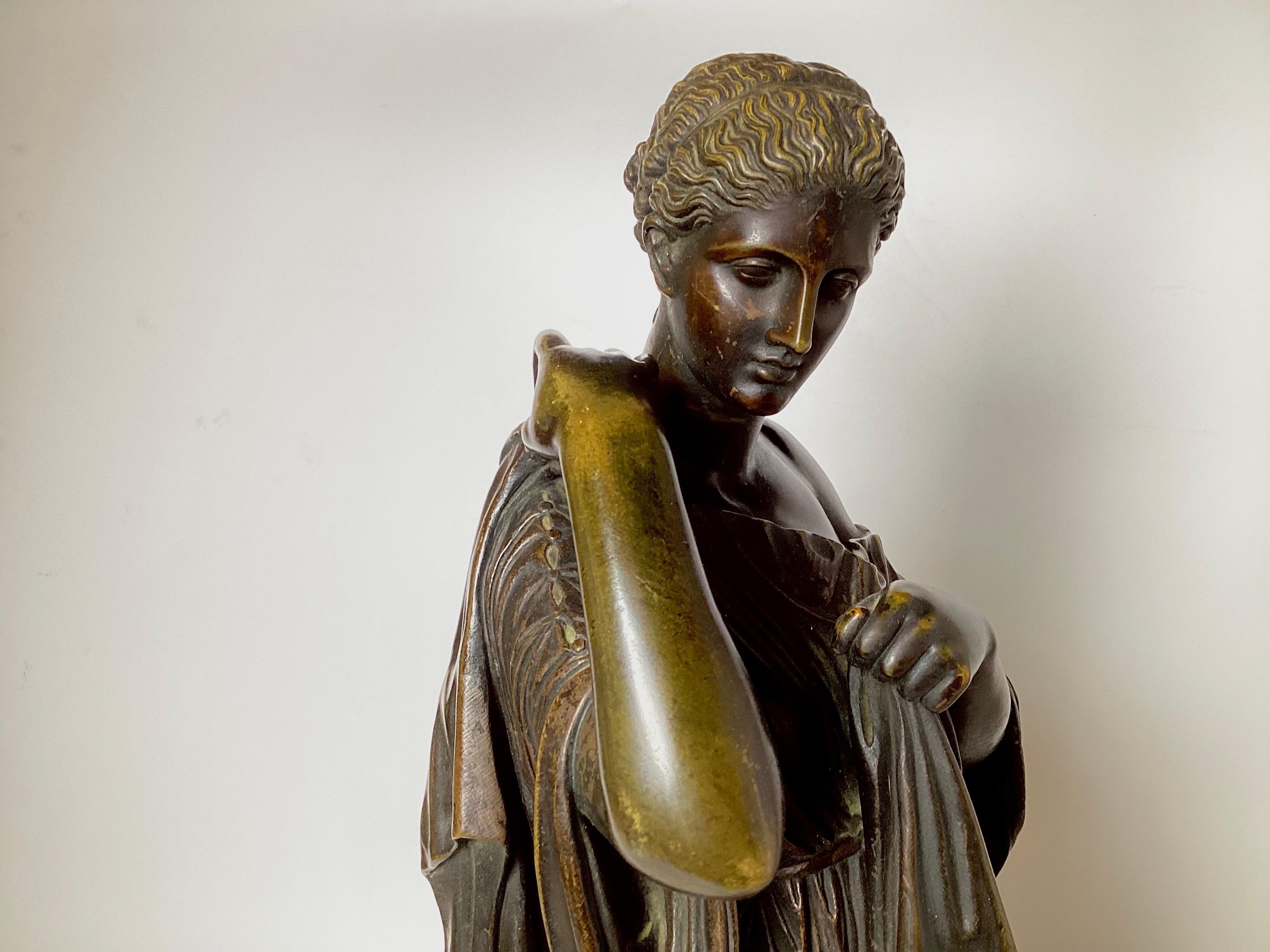 Neoclassico Scultura classica in bronzo Grand Tour - Diane di Gabii, firmata sulla base in vendita