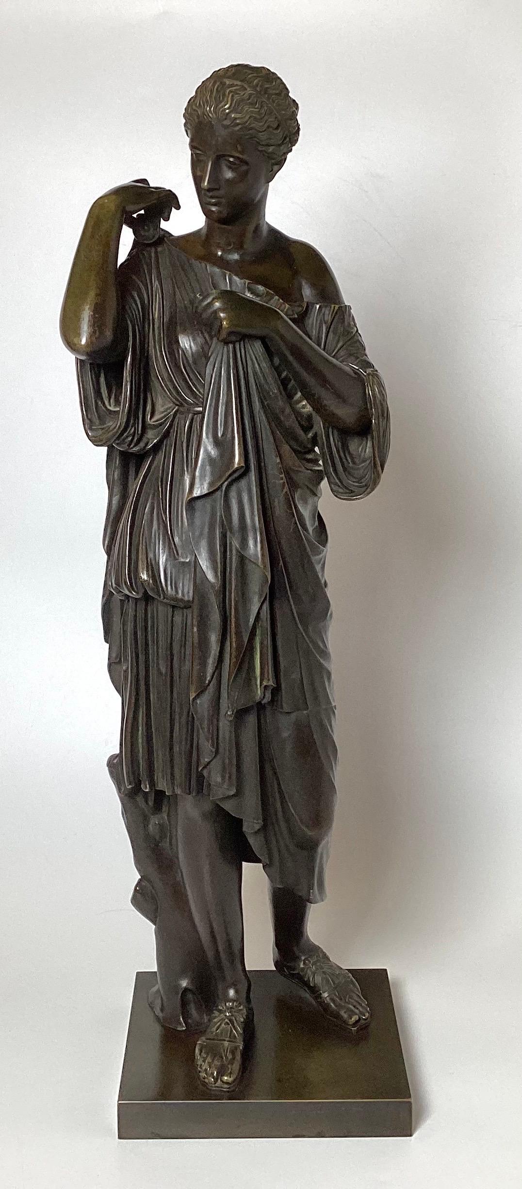 Scultura classica in bronzo Grand Tour - Diane di Gabii, firmata sulla base In condizioni buone in vendita a Lambertville, NJ
