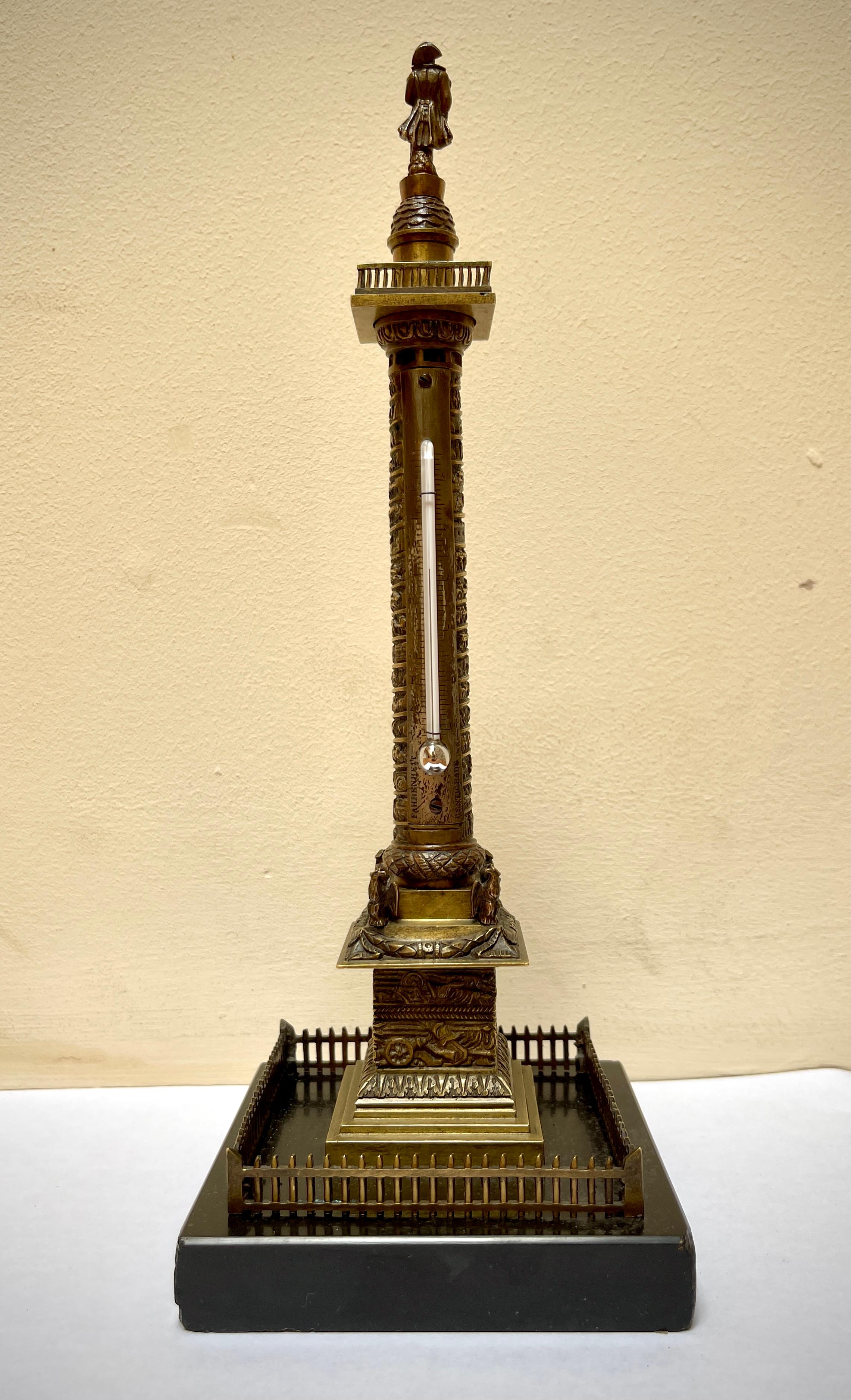 Modèle ancien français de colonne Grand Tour de la Vendôme en bronze doré, datant d'environ 1880. Ce splendide thermomètre en bronze (Celsius et Fahrenheit) représente Napoléon Ier d'après l'original de Charles-Émile Seurre. La construction de la