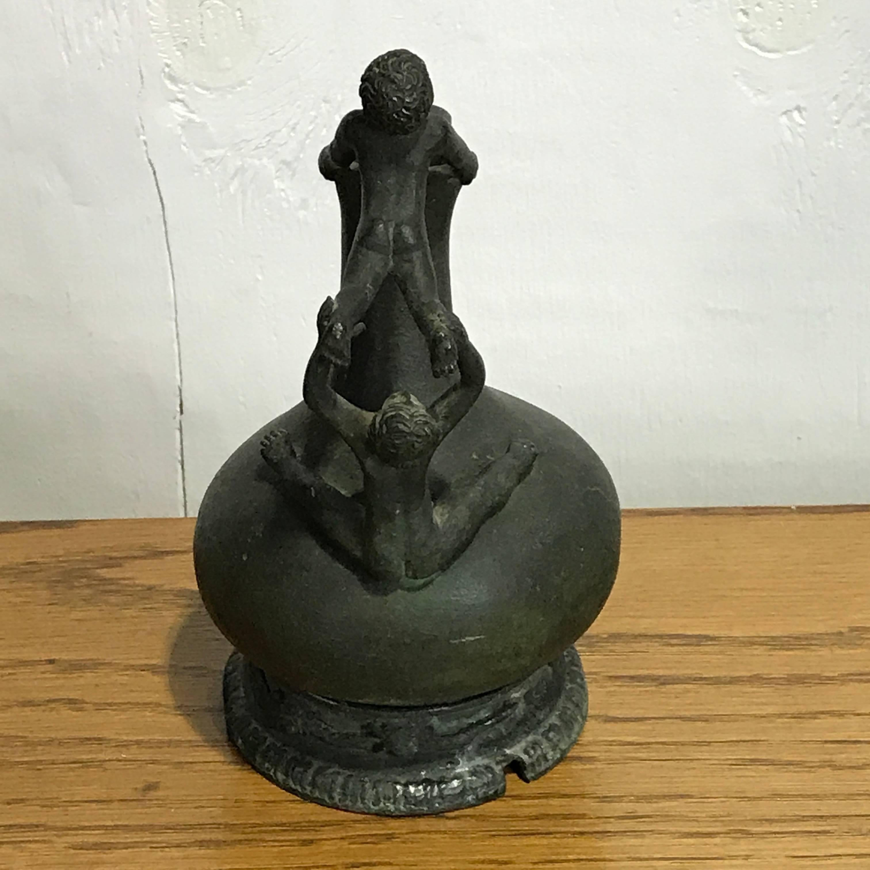 Grand Tour Bronze Figural Ewer and Stand, after the Roman Antique en vente 2