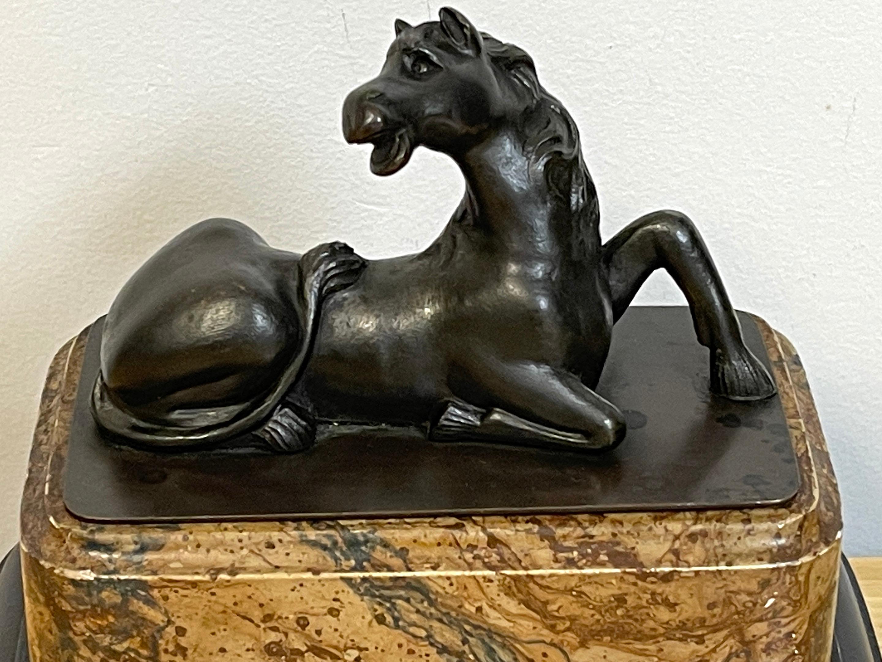 italien Modèle de cheval couché en bronze du Grand Tour d'un cheval couché en vente