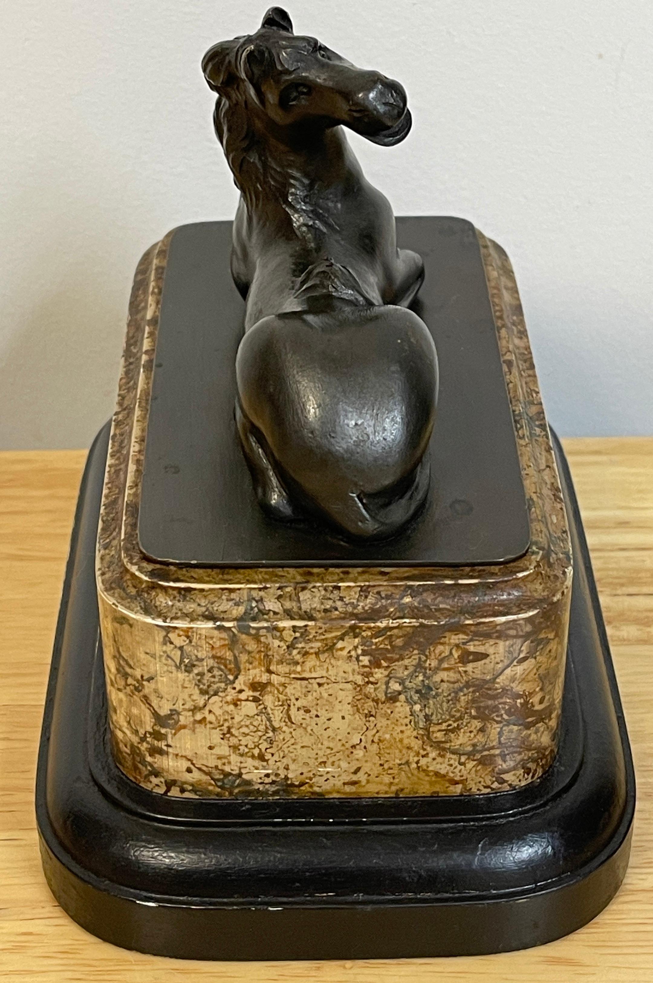 Grand Tour Bronze-Modell eines liegenden Pferdes (19. Jahrhundert) im Angebot