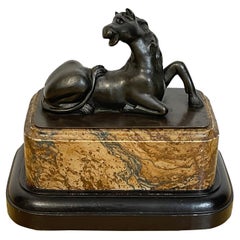 Modello in bronzo di cavallo reclinato del Grand Tour
