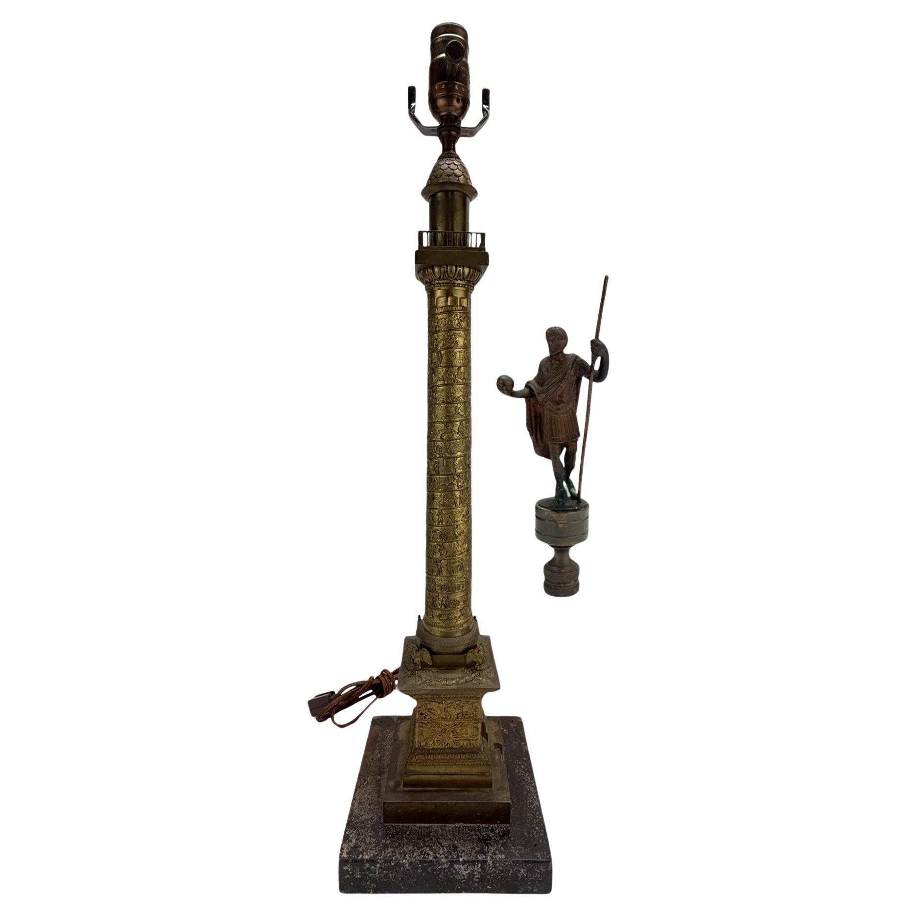 Grand Tour Modèle en bronze de la colonne de Trajan Lampe avec fleuron de l
empereur