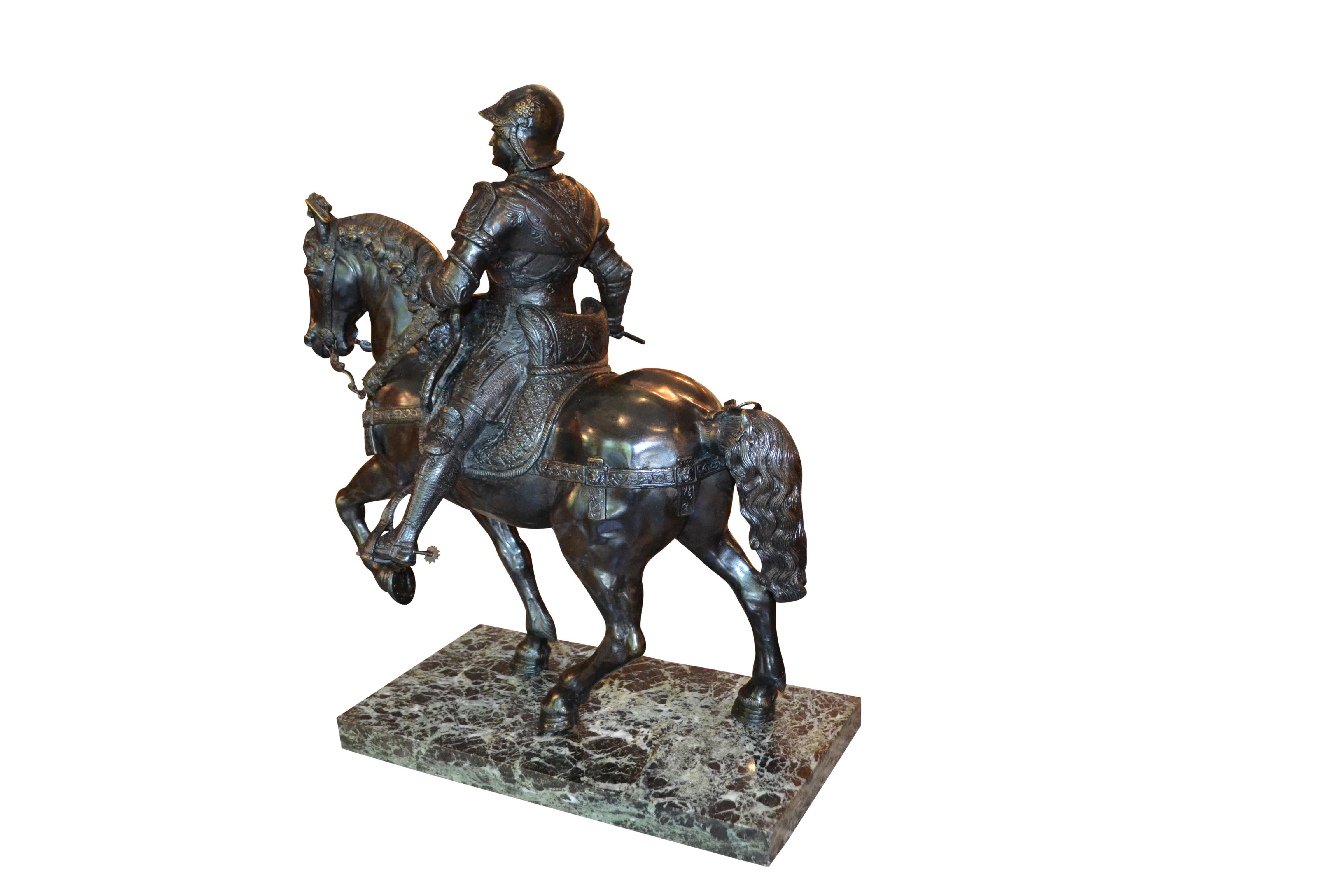 Réplique en bronze du Grand Tour de la fin du XIXe siècle de la célèbre statue de Bartolomeo Colleoni à cheval sur un socle en marbre verde antico, d'après la statue en bronze grandeur nature du sculpteur de la Renaissance Andrea Del Verrocchio qui