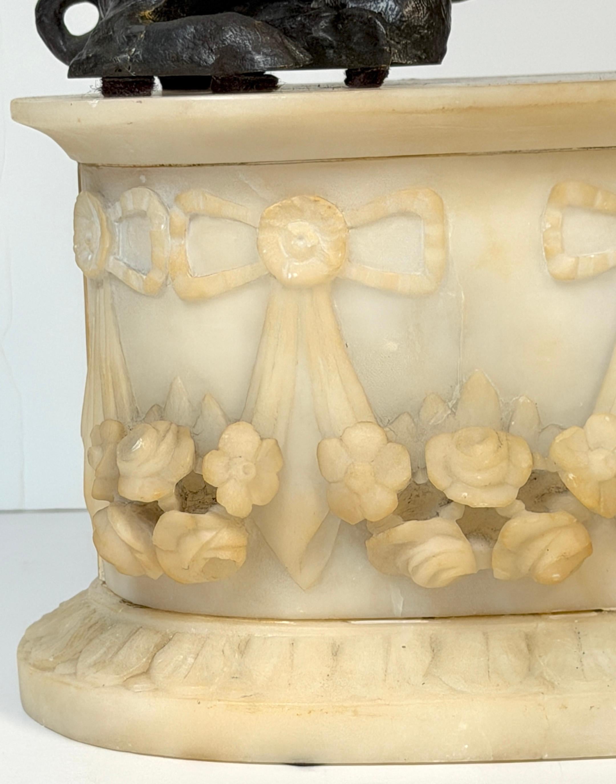 Grand Tour Bronze Reduction Il Porcellino “Borghese Boar” Carved Alabaster Base en Bueno estado para la venta en West Palm Beach, FL