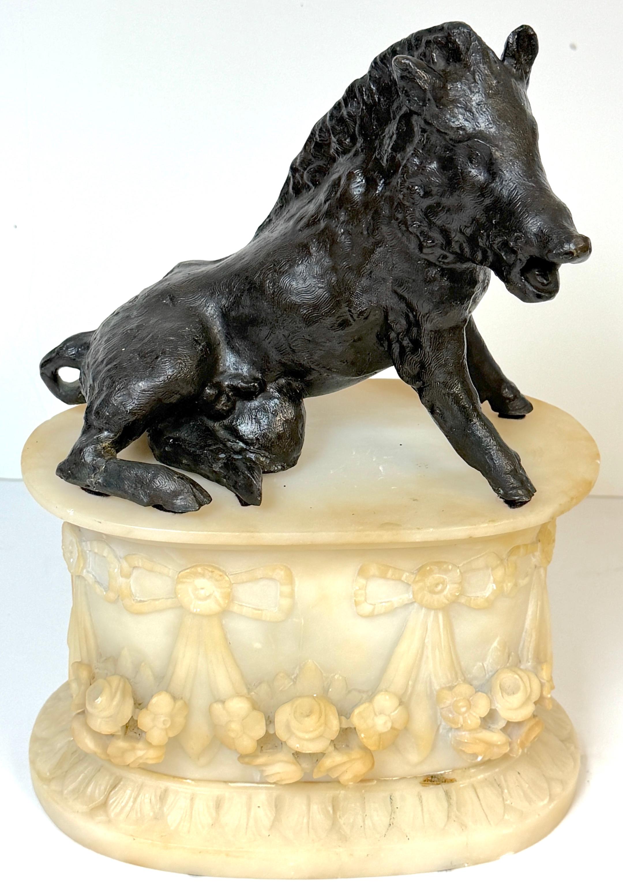 Grand Tour Bronze Reduction Il Porcellino “Borghese Boar” Carved Alabaster Base siglo XIX en venta