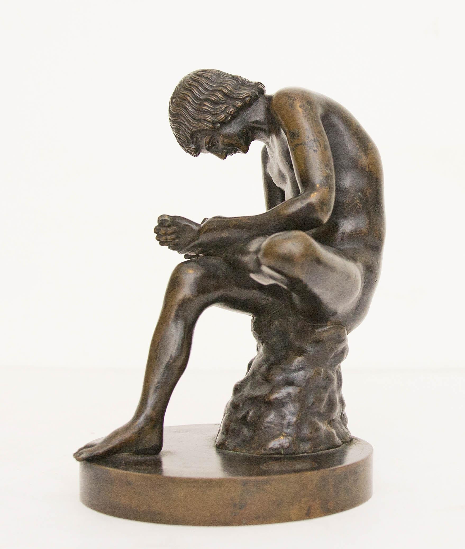 Sculpture italienne en bronze du XIXe siècle Lo Spinario ou garçon à l'épine. Fonderie Chiaruzzi.