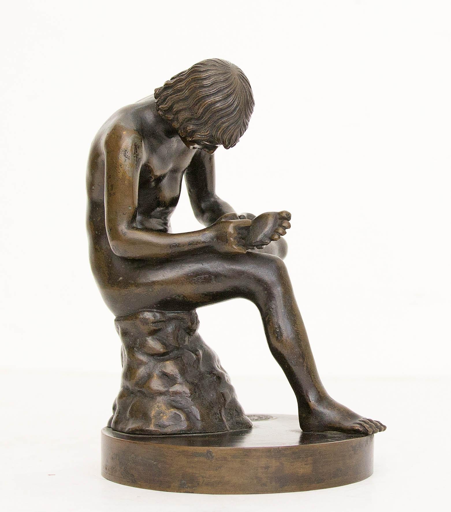 italien Sculpture Grand Tour Boy with Thorn ou Lo Spinario en bronze