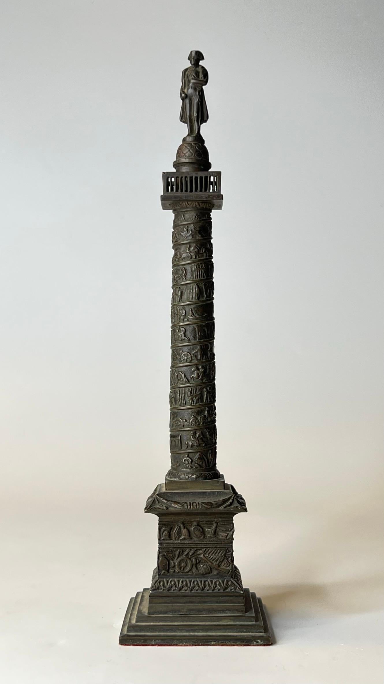 Notre bronze du Grand Tour du 19e siècle représentant la Colonne Vendôme mesure 10 3/8 pouces de haut. L'original a été installé place Vendome à Paris en 1810. Elle a été conçue sur le modèle de la colonne de Trajan pour célébrer la victoire de
