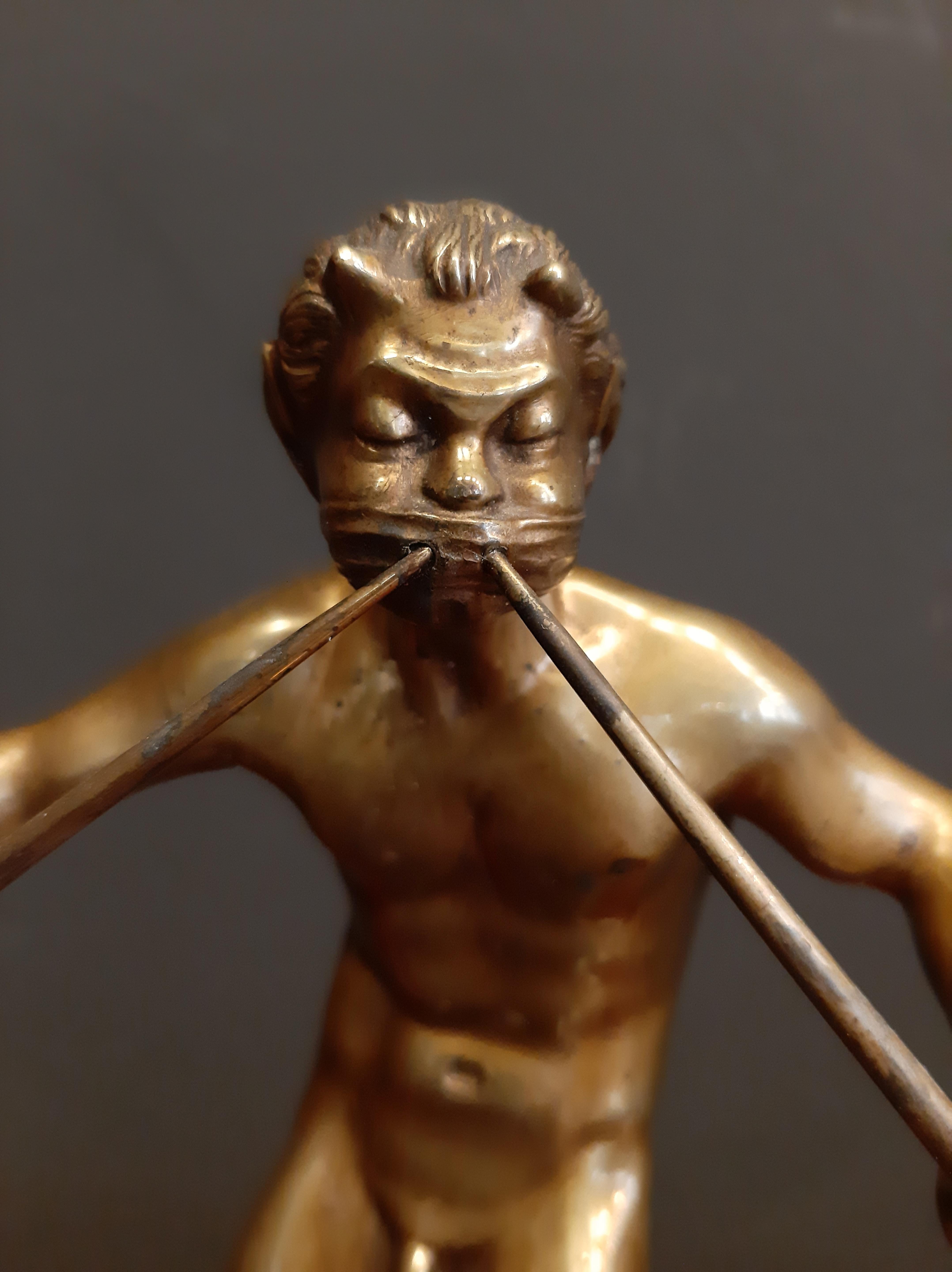 Faune de la mythologie romaine. Ce faune dansant énergiquement est en bronze et est basé sur un modèle antique. Connus pour leurs 
