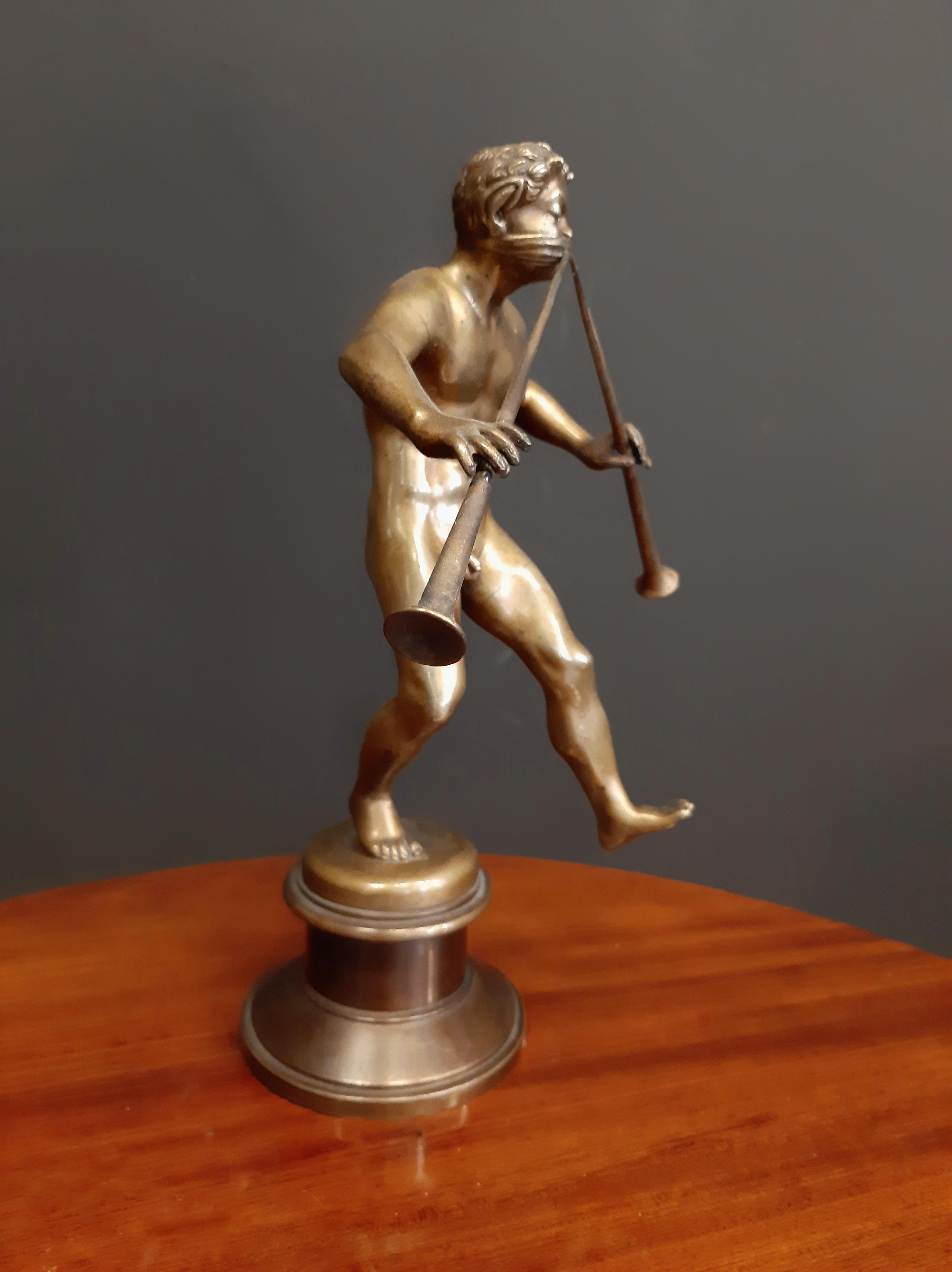 Grand Tour Bronze Scultpure d'un faune Bon état - En vente à Dresden, DE