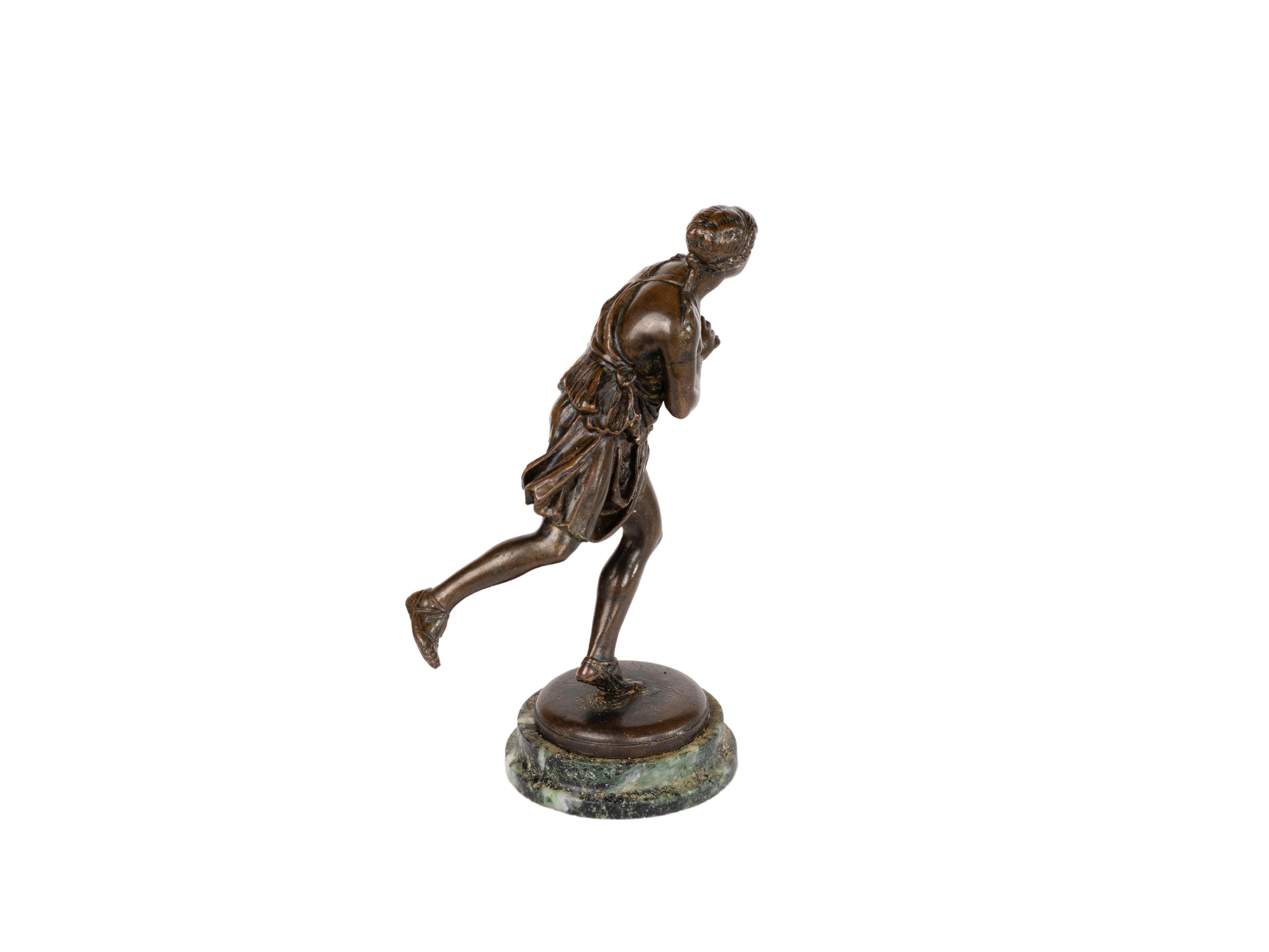 Petite sculpture en bronze français de la chasseresse mythologique Atalante, coulée par l'emblématique fonderie Thiébaut Frères durant ses dernières années sous le nom de 