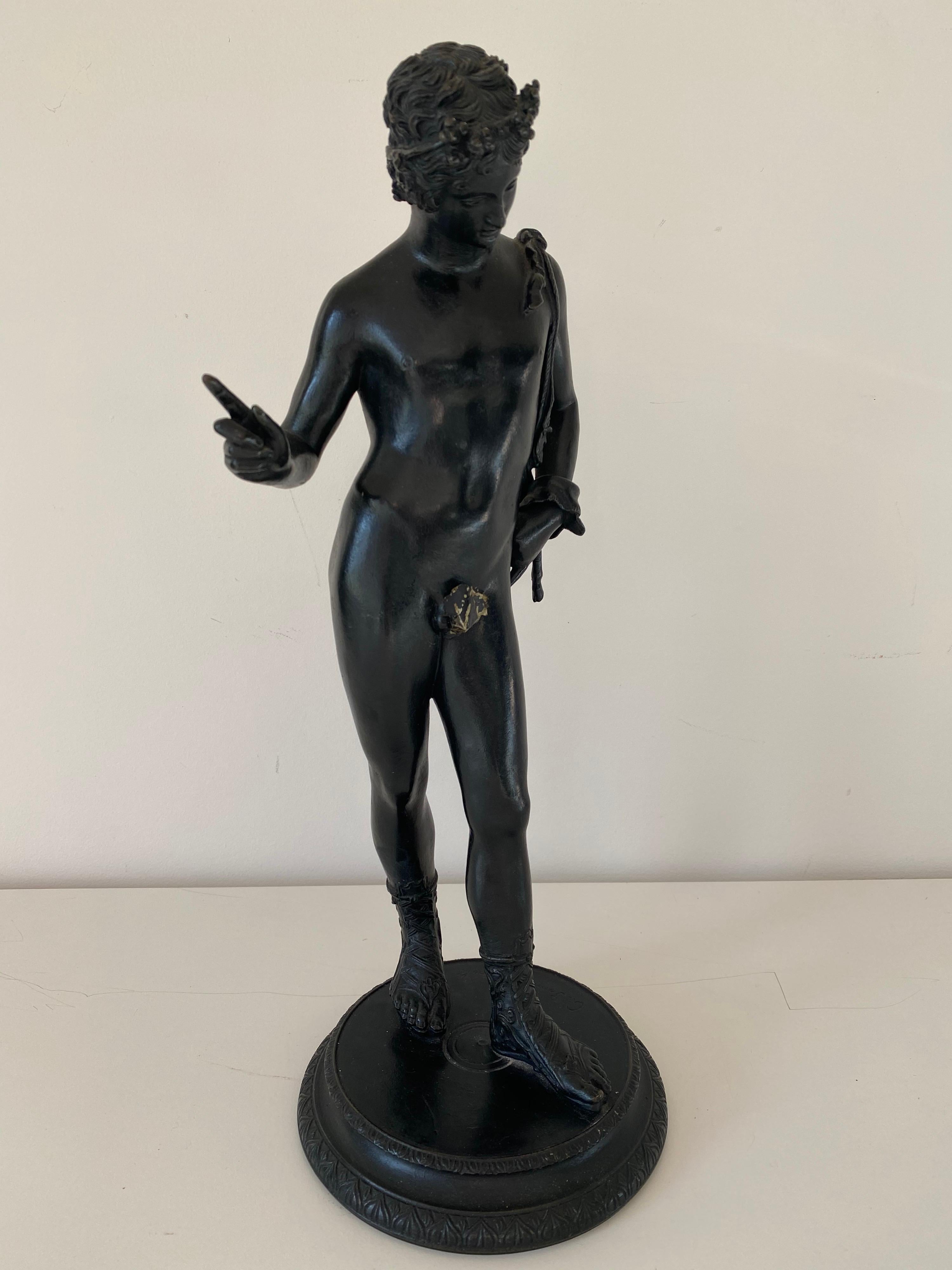 Una statua in bronzo di Narciso del Grand Tour del XIX secolo. Marchio della fonderia Sommer Napoli inciso sul basamento circolare. Include una foglia di fico staccabile originale dell'epoca vittoriana.