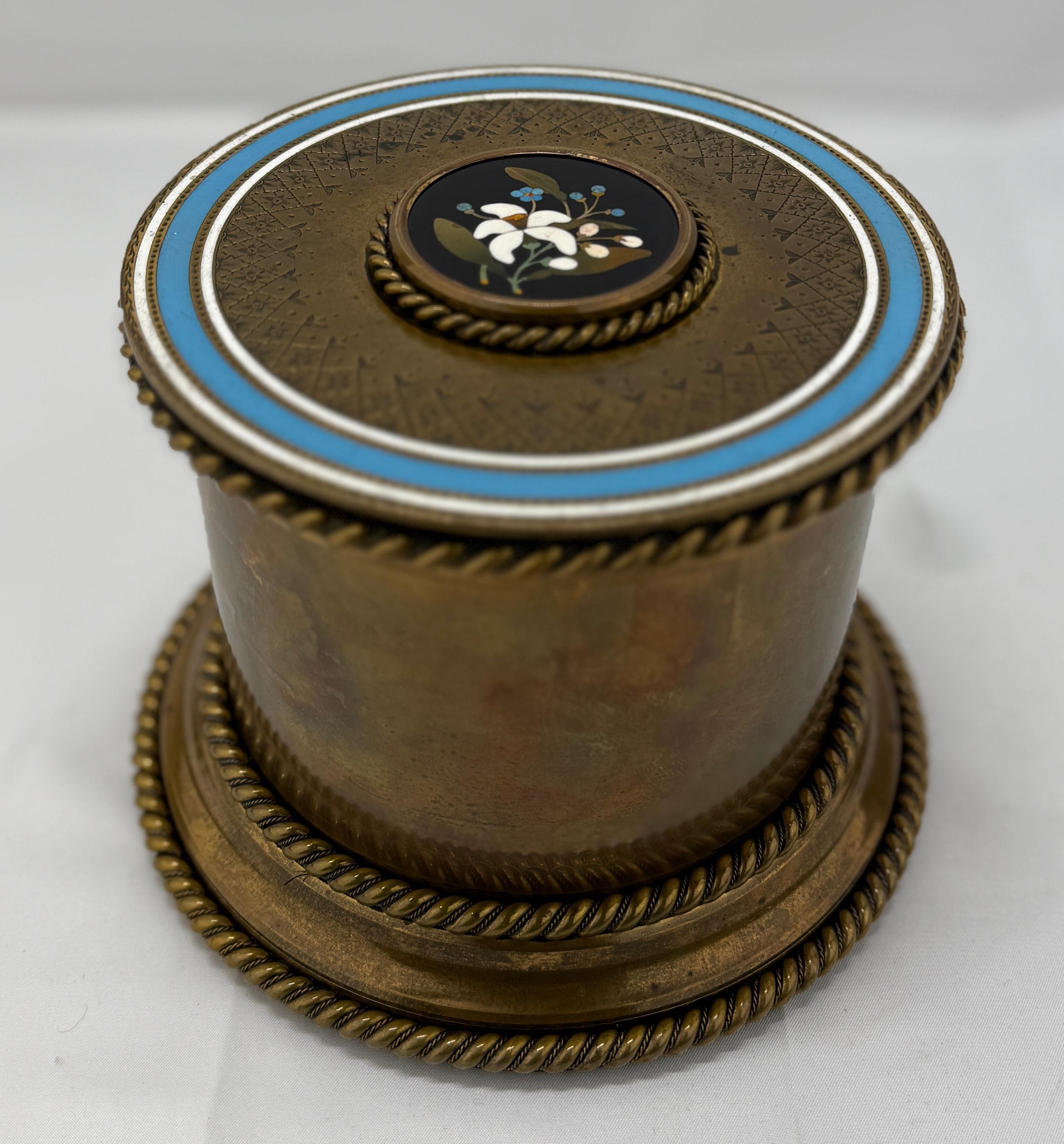 Diese außergewöhnliche Grand-Tour-Dressing-Box oder Humidor, hergestellt in Frankreich um 1880, verkörpert das luxuriöse Design und die sorgfältige Handwerkskunst des späten 19. Jahrhunderts. Die aus Bronze gefertigte Dose ist mit auffälligen,