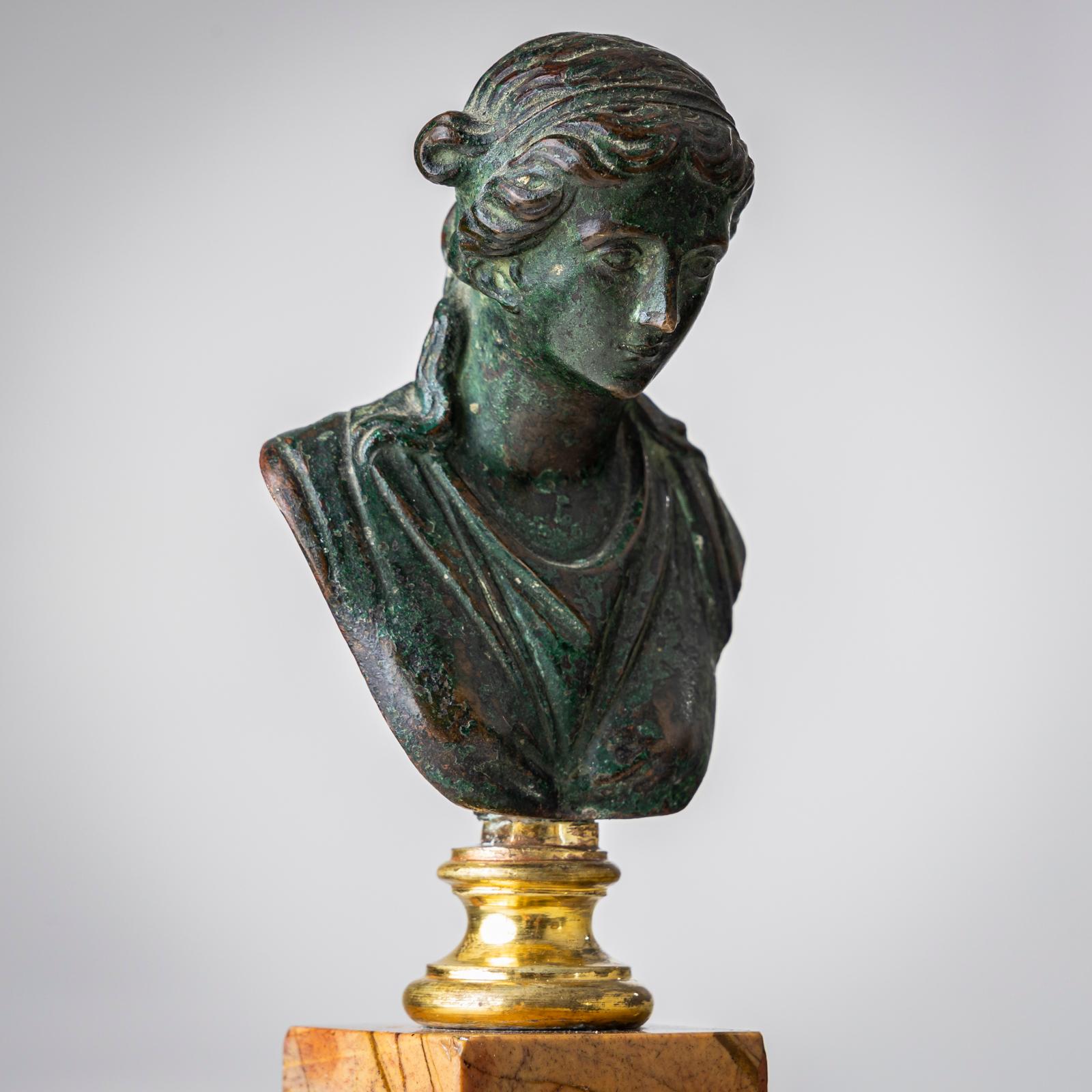 Busto de mujer Grand Tour, Italia S. XIX en venta 2