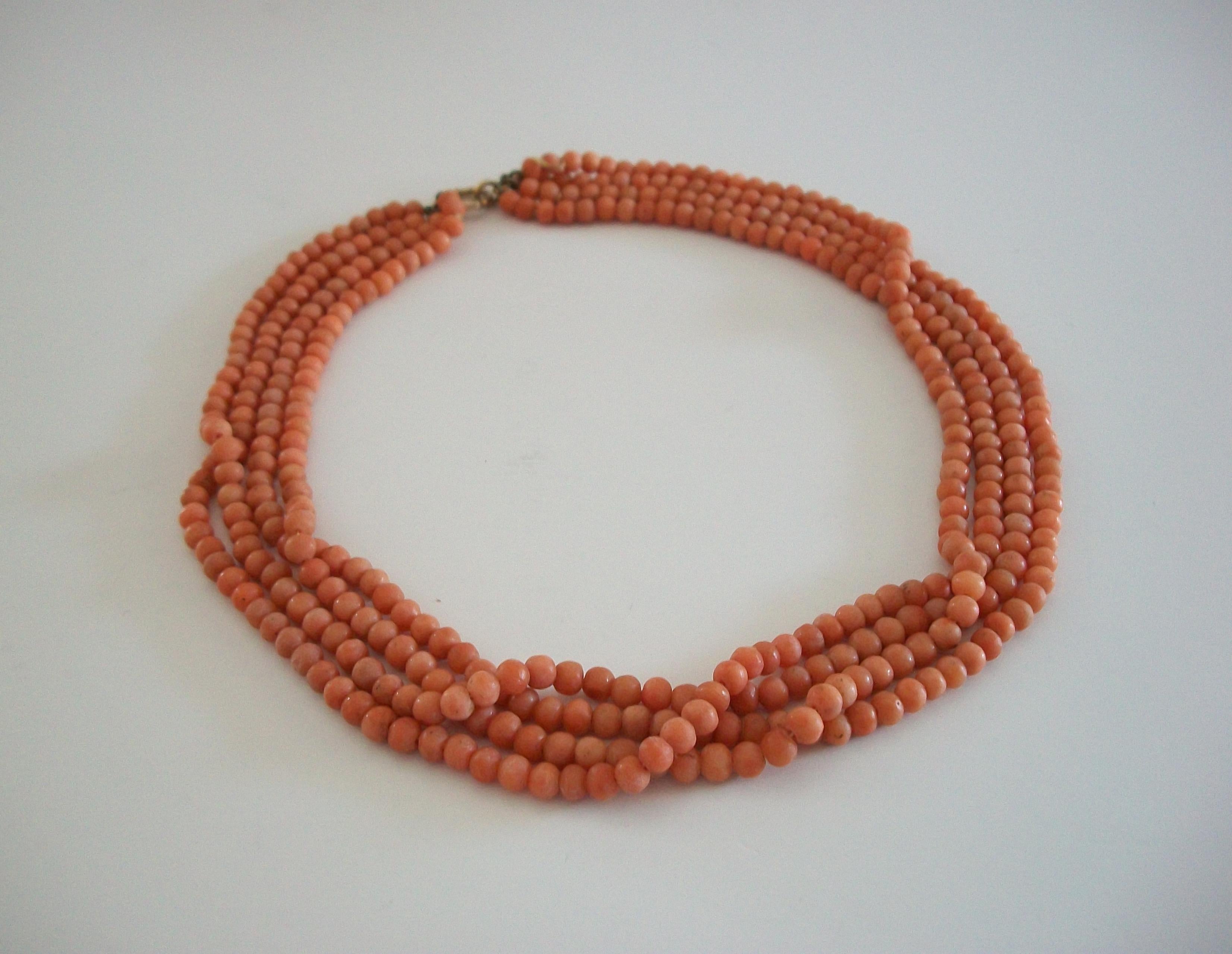 Collana di 4 fili di corallo salmone per bambini Grand Tour - Italia - CIRCA 1880 in vendita 5
