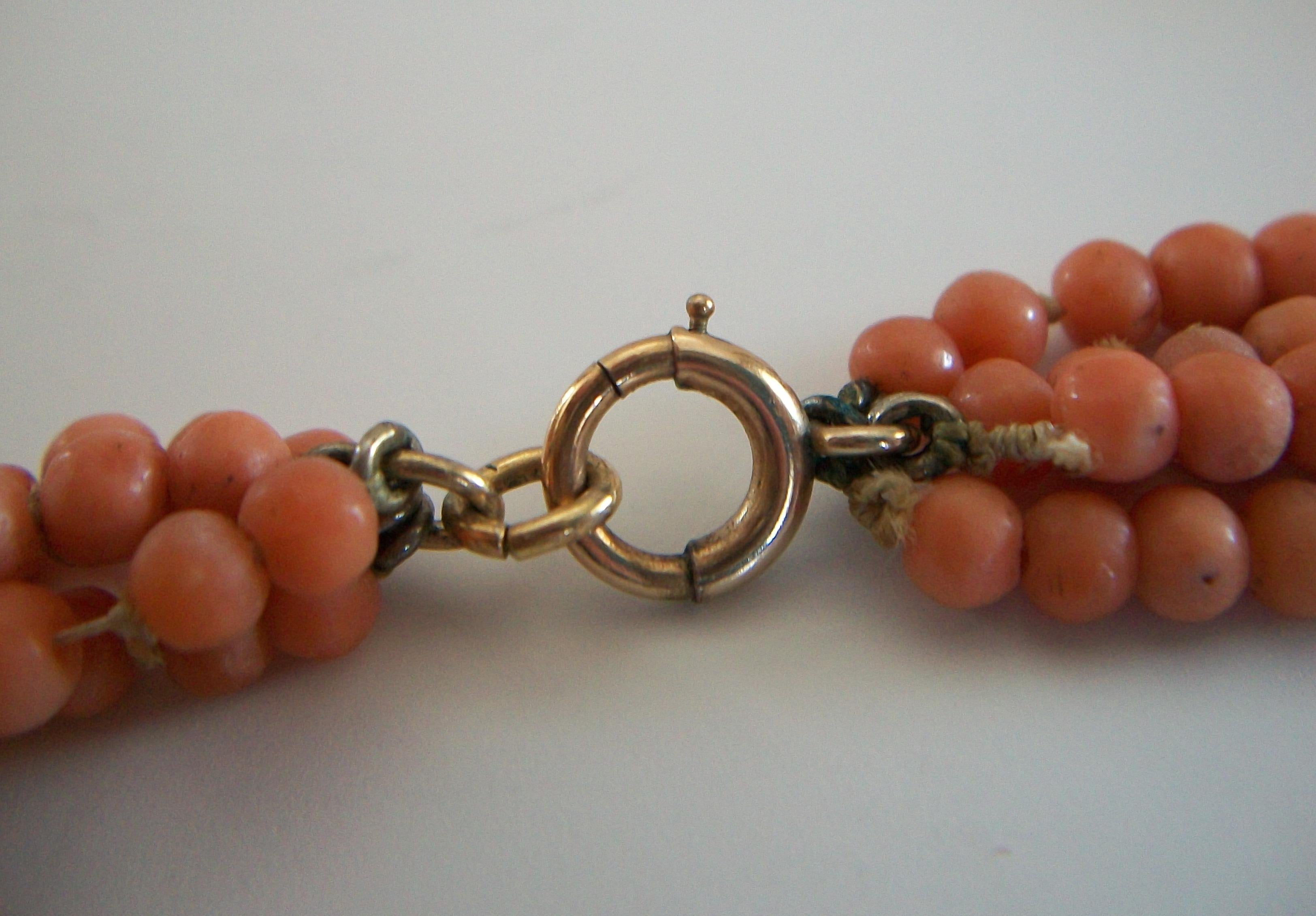 Collana di 4 fili di corallo salmone per bambini Grand Tour - Italia - CIRCA 1880 in vendita 6