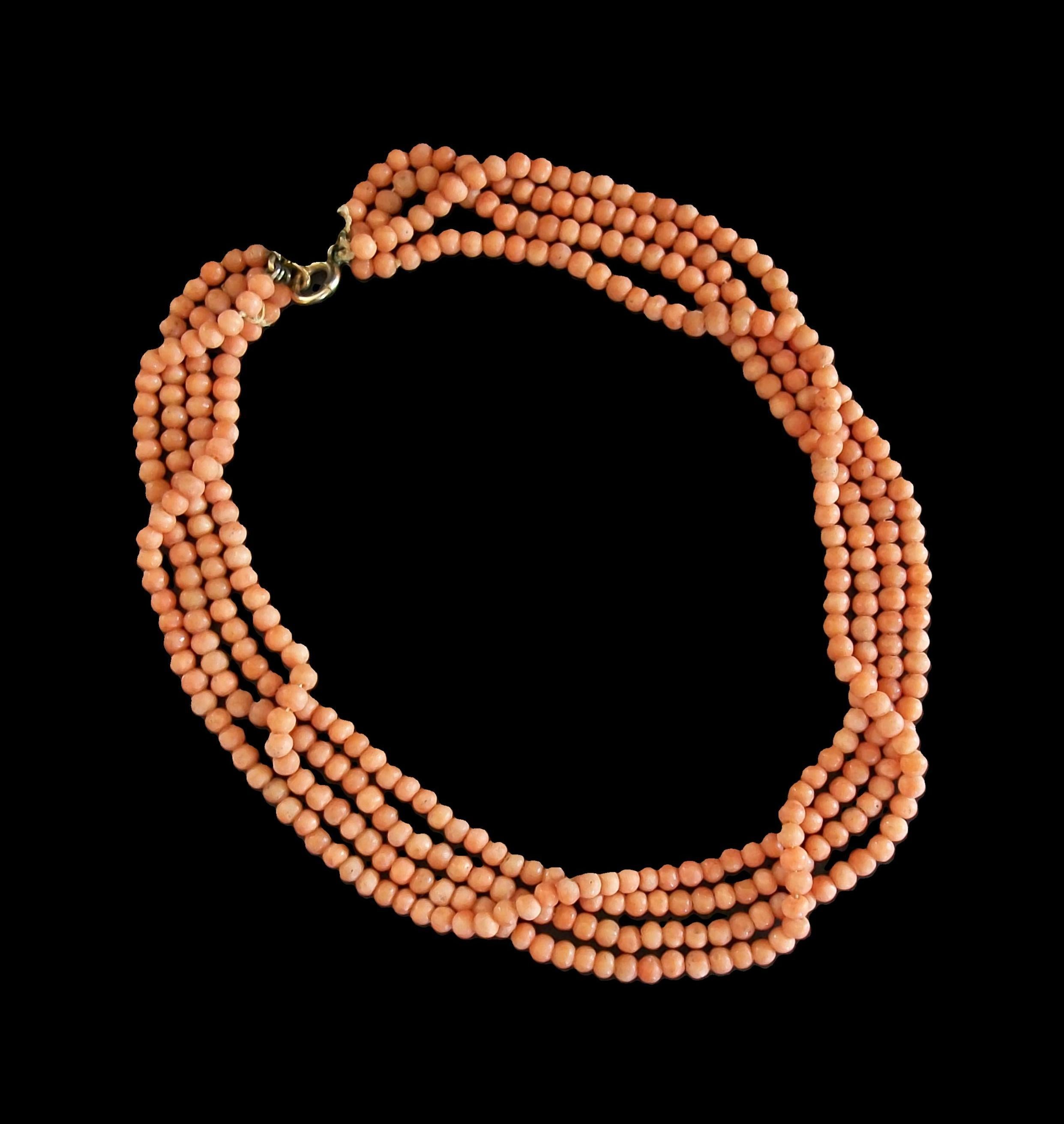 Collana a quattro fili di corallo salmone Grand Tour per bambini - perline da 4 mm. ben assortite per ogni filo - chiusura originale con anello a molla (in oro giallo) - non firmata - Italia (Napoli) - circa 1880.

Eccellenti condizioni vintage -
