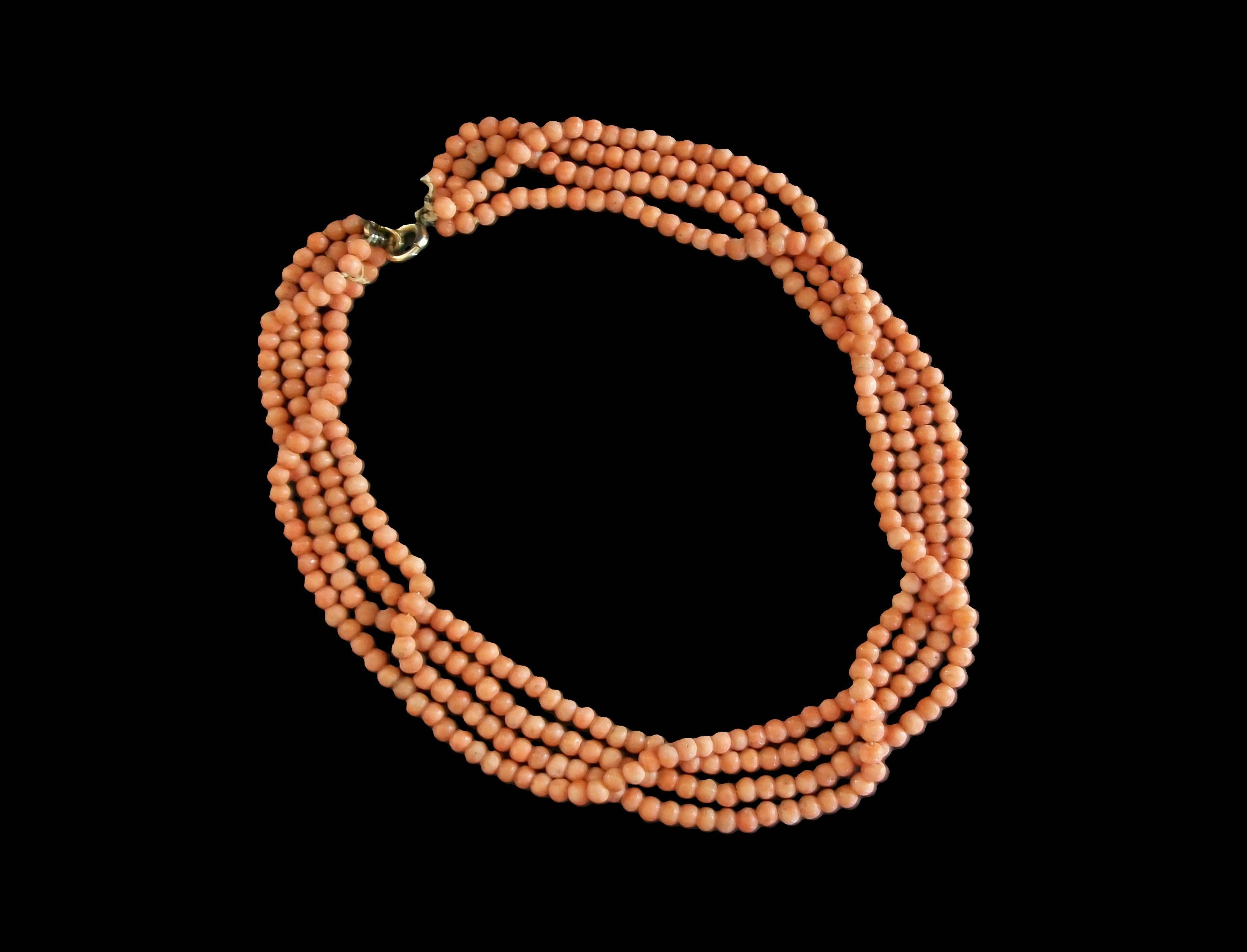 Taglio rotondo Collana di 4 fili di corallo salmone per bambini Grand Tour - Italia - CIRCA 1880 in vendita