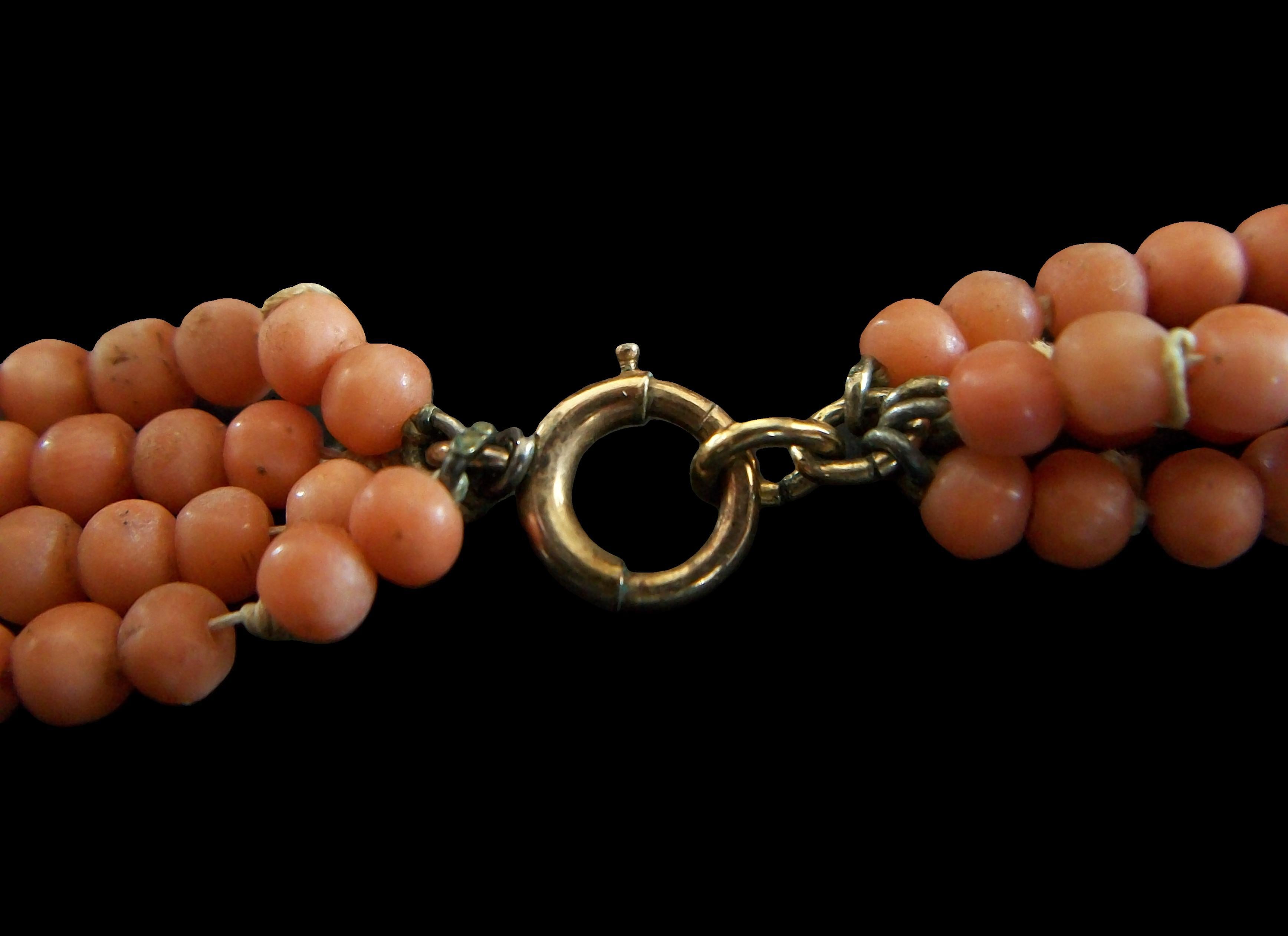 Collana di 4 fili di corallo salmone per bambini Grand Tour - Italia - CIRCA 1880 in vendita 1