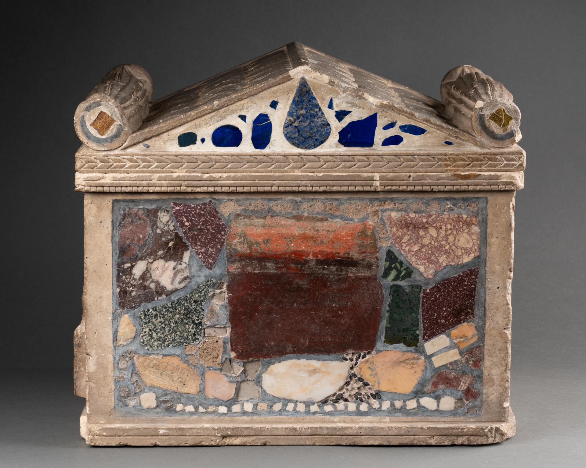Grand Tour Cinerarium
Limestone, inlaid with ancient fragments of Franco-Italian 18th Century and Roman, 3rd Century AD

Provenance:
Private Collection UK
Private Collection France, pre-1980
Art Loss Register Ref: S00241018

H 29 x W 33,5 x D 23